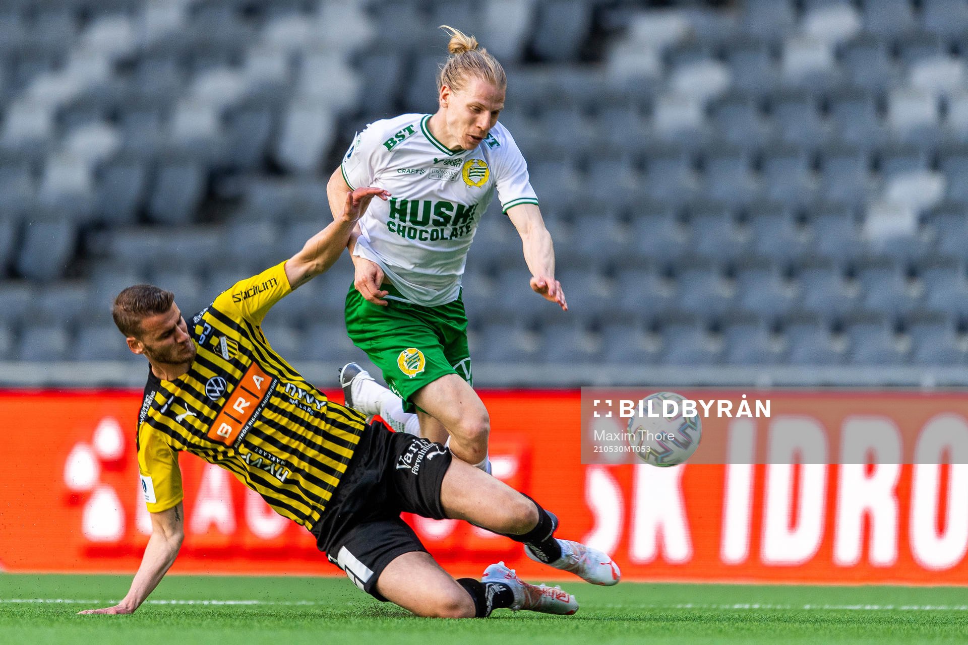 Häckens Joona Toivio och Hammarbys Astrit Selmani i kamp