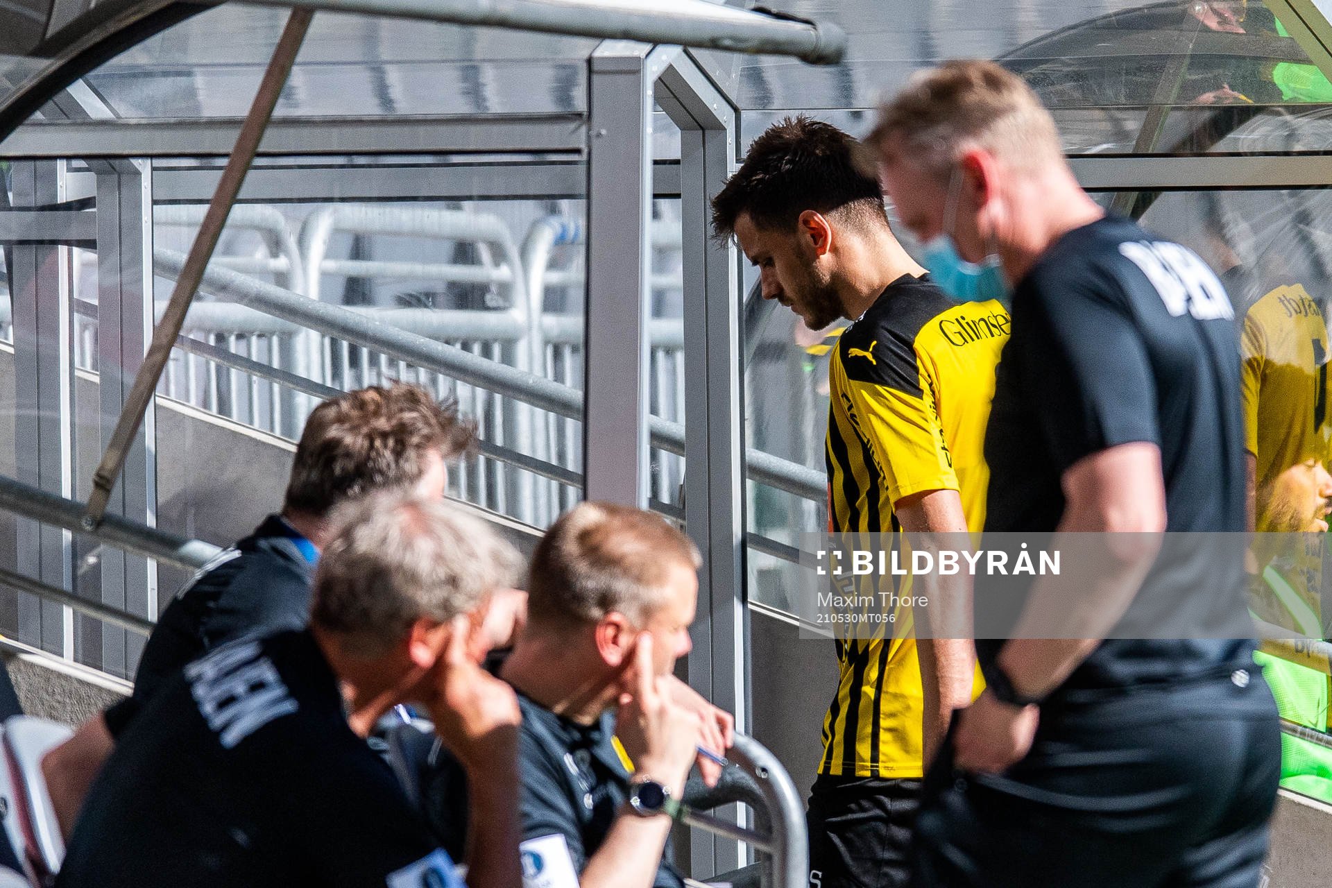 Häckens Alexander Jeremejeff går ner i spelartunneln
