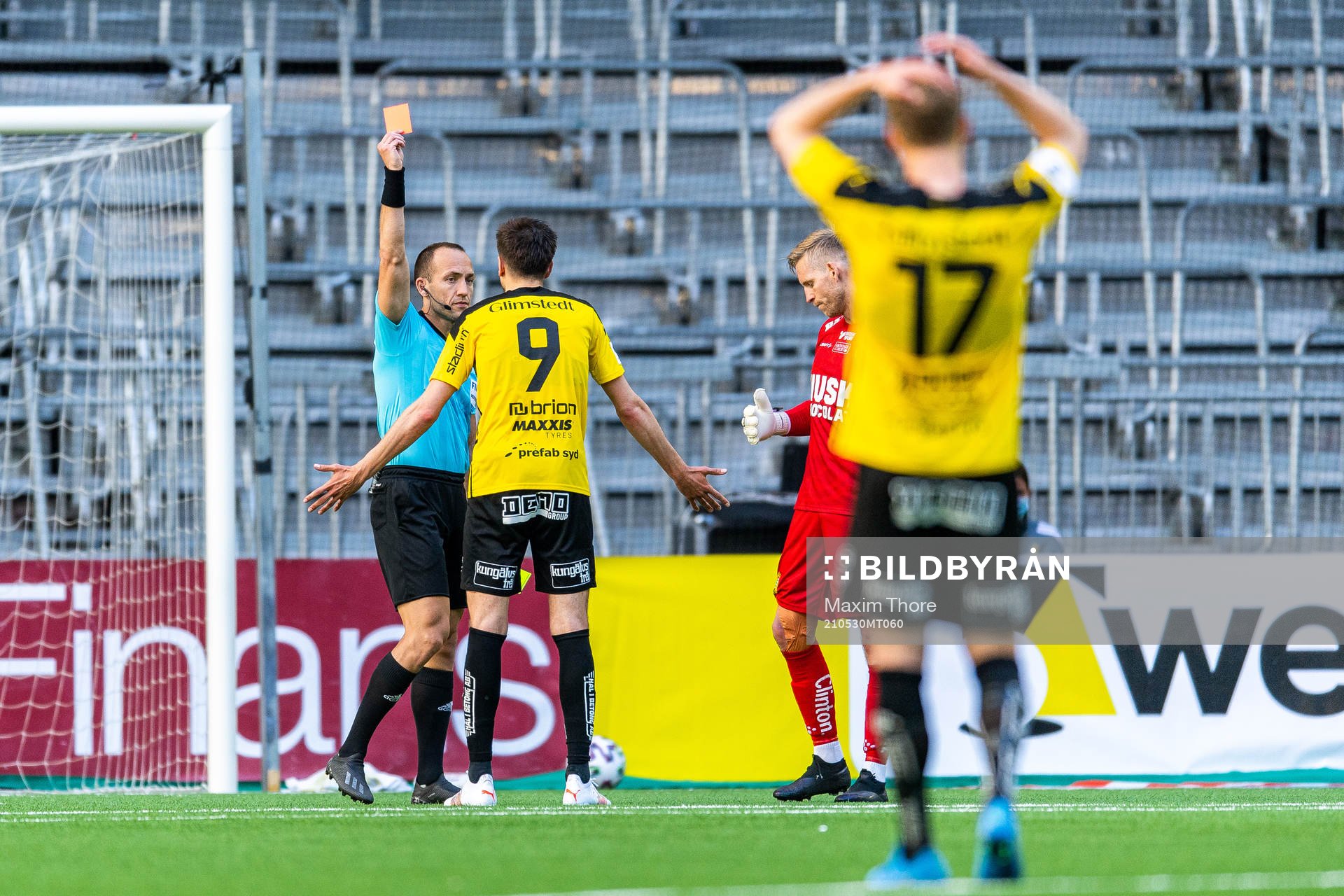 Domare Kaspar Sjöberg ger rött kort till Häckens
