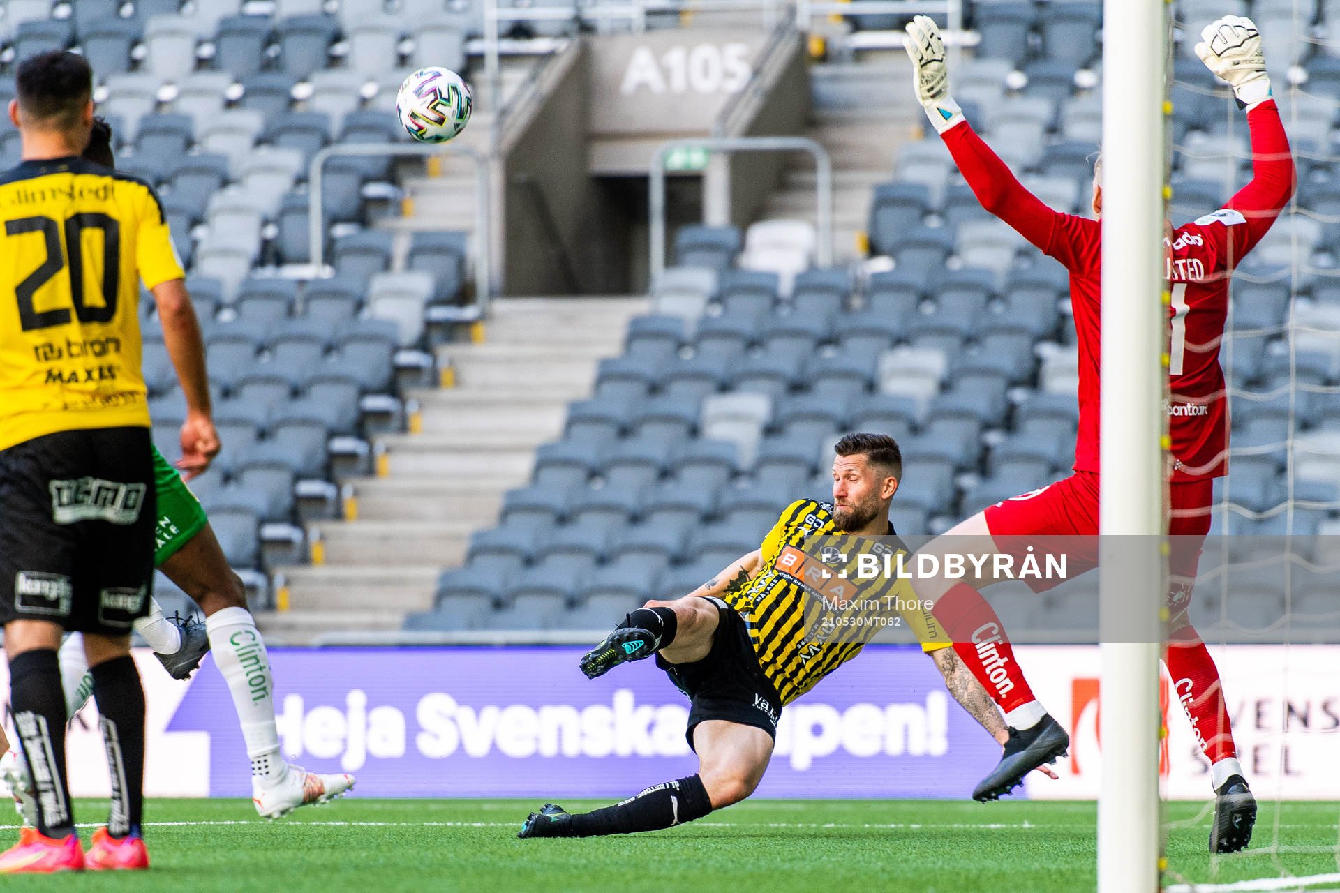 Häckens Joona Toivio med målchans mot Hammarbys målvakt