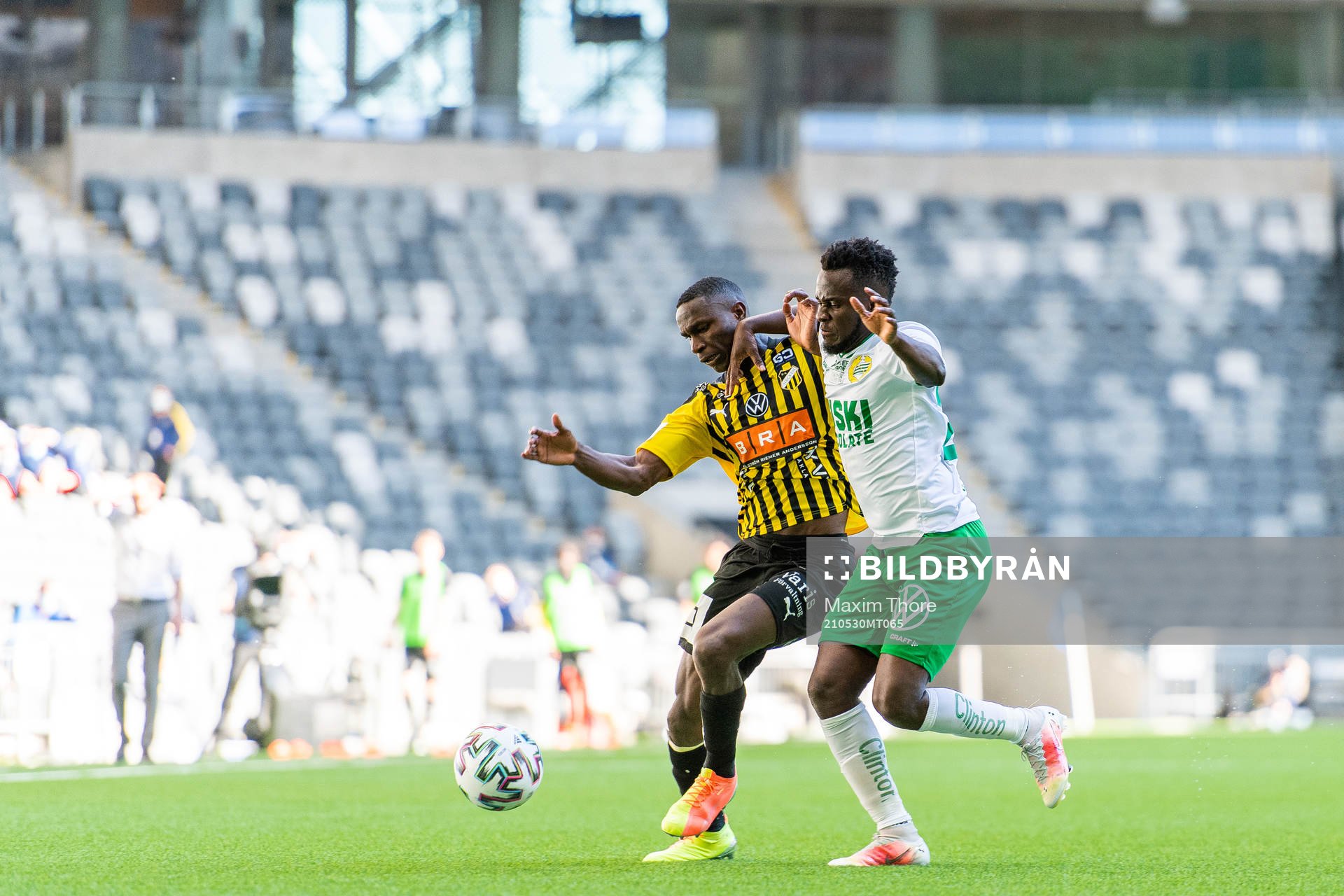 Häckens Godswill Ekpolo i kamp med Hammarbys David Accam under fotbollsmatchen i Svenska Cupen mellan Hammarby och Häcken den 30 maj 2021 i Stockholm.