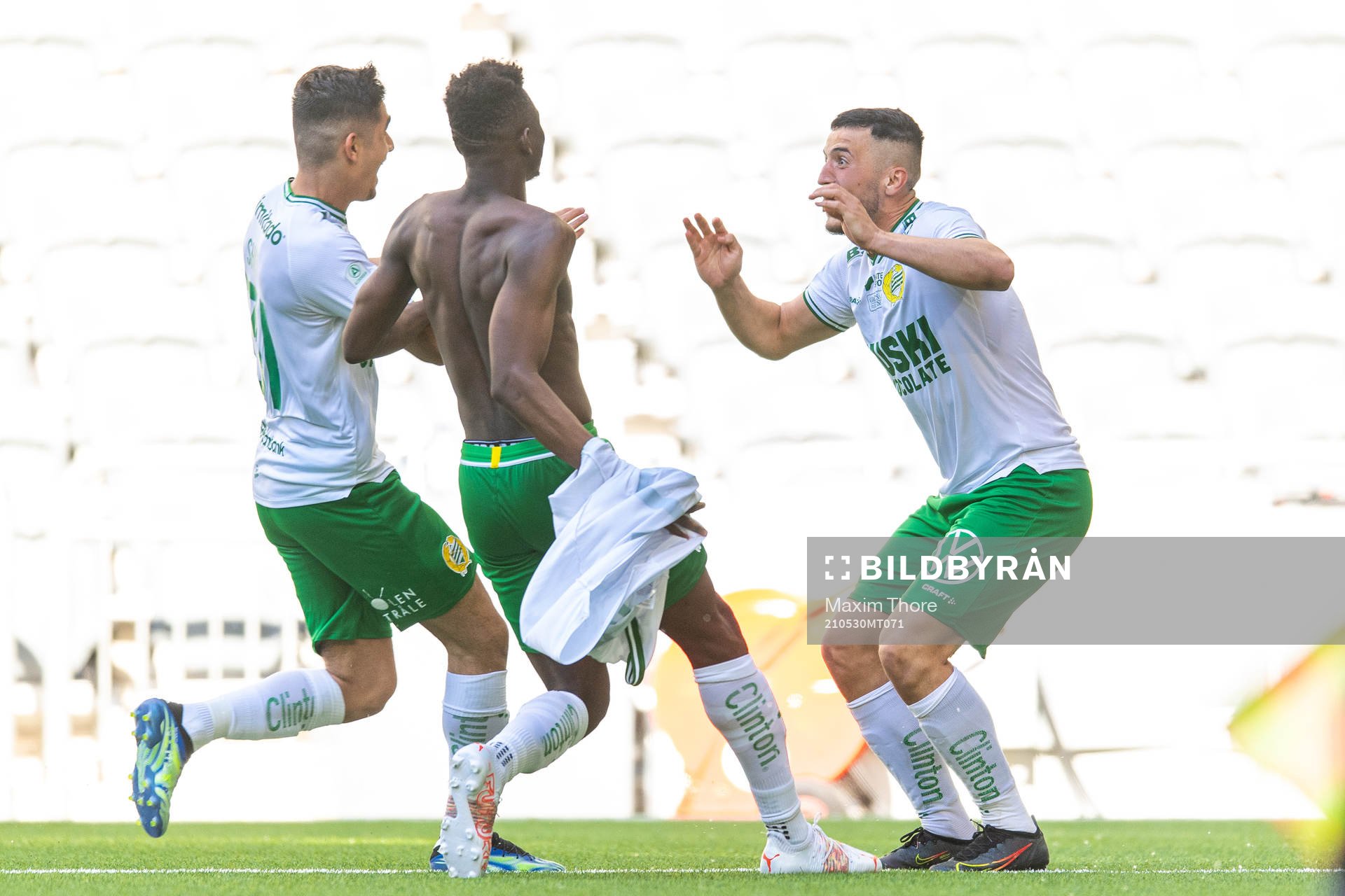 Hammarbys Astrit Selmani jublar med lagkamrater