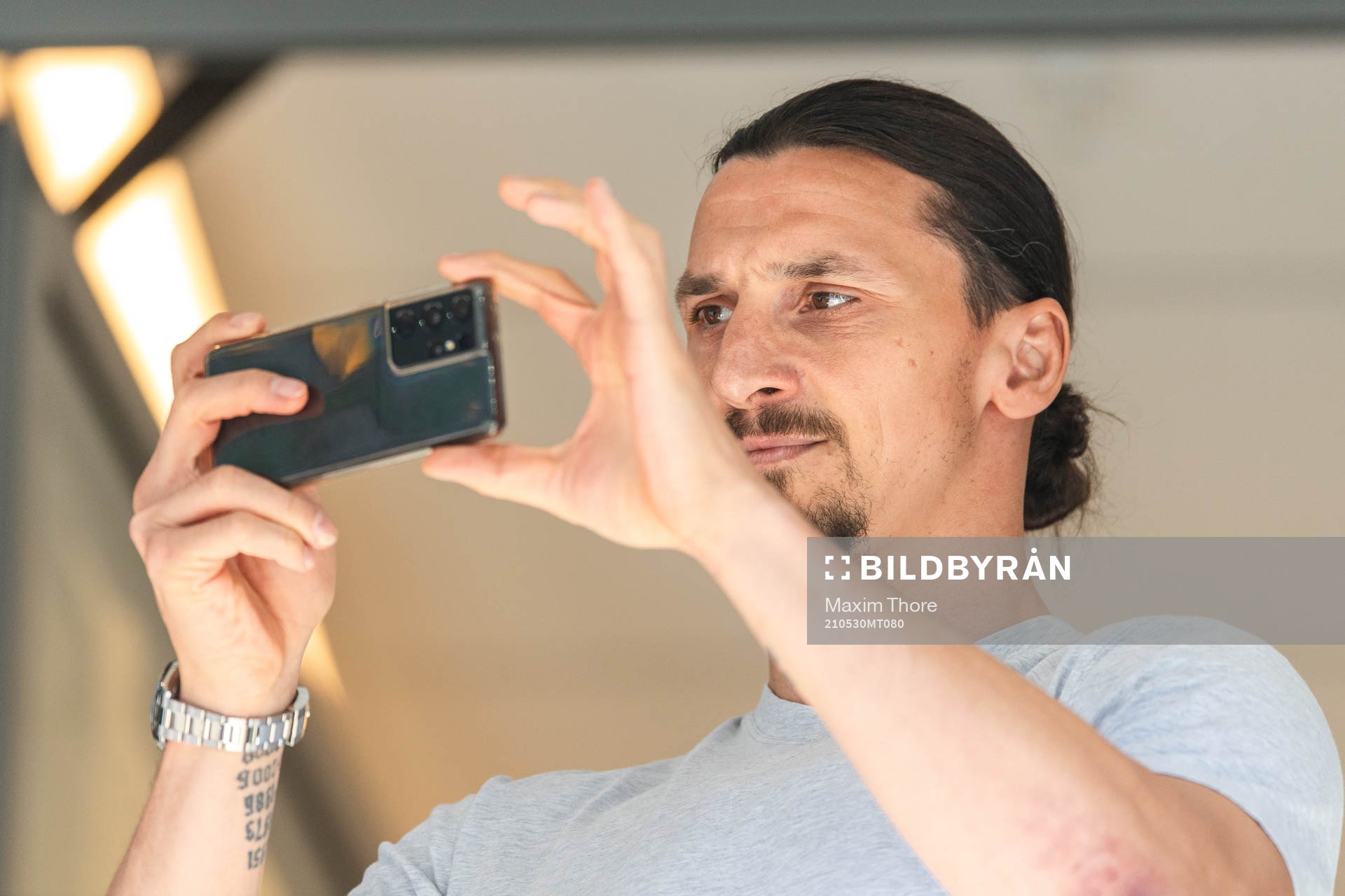 Zlatan Ibrahimovic med mobiltelefonen
