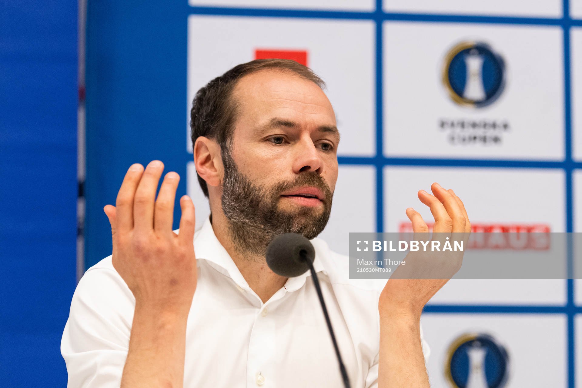 Häckens tränare Andreas Alm på presskonferensen