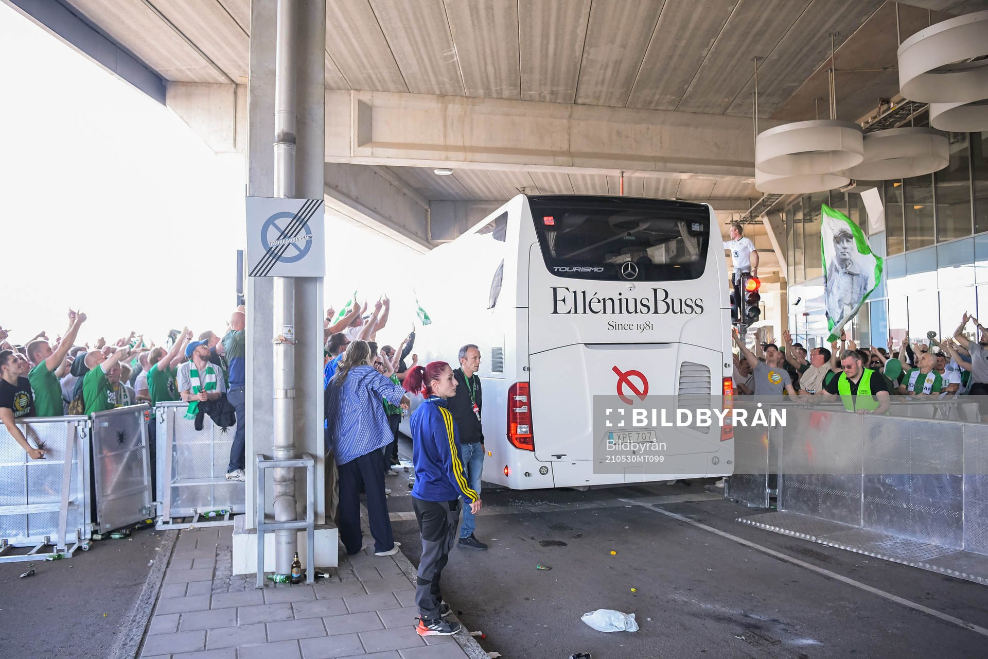 Häckens spelarbuss lämnar arenan
