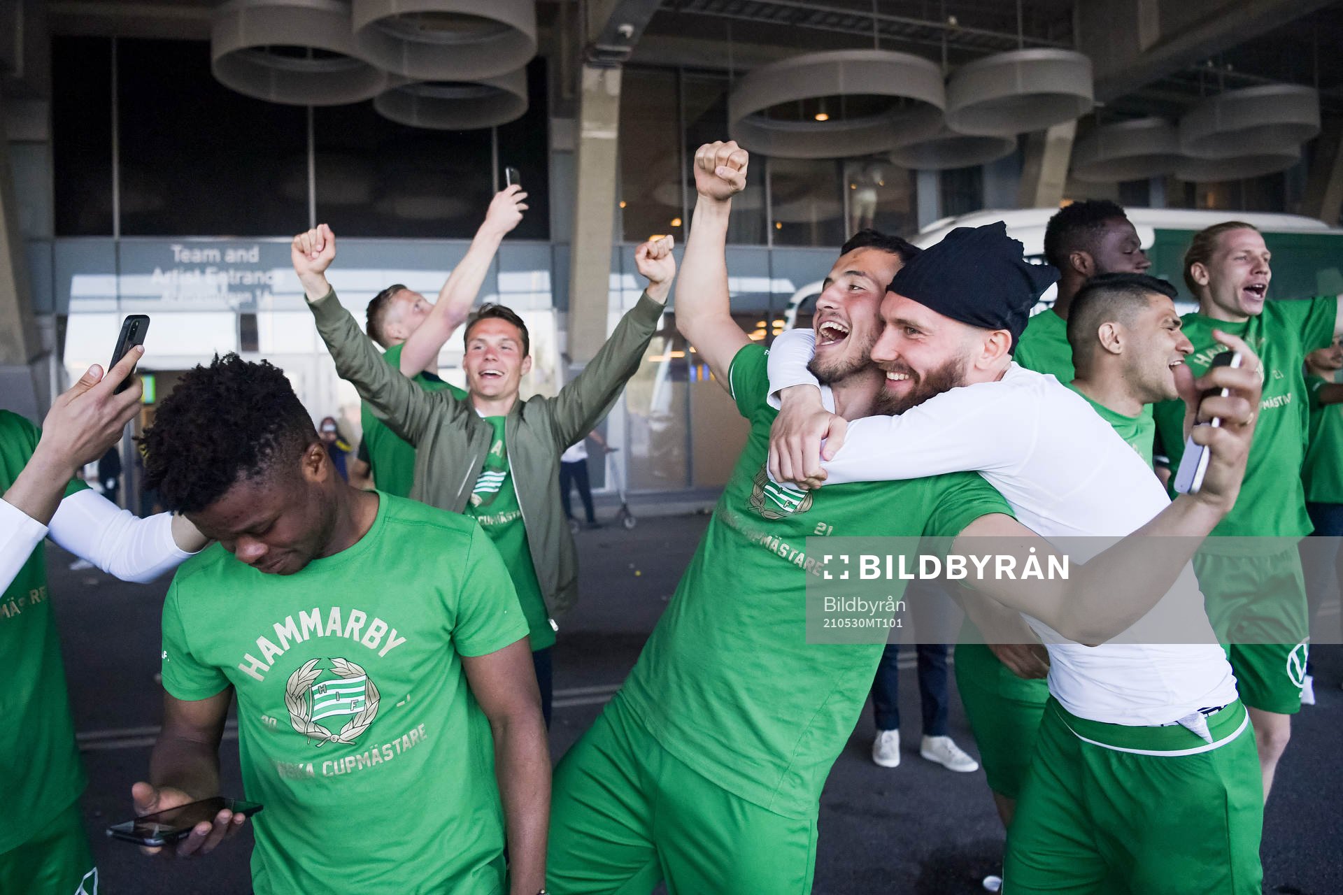 Hammarbys Astrit Selmani jublar med lagkamrater utandför