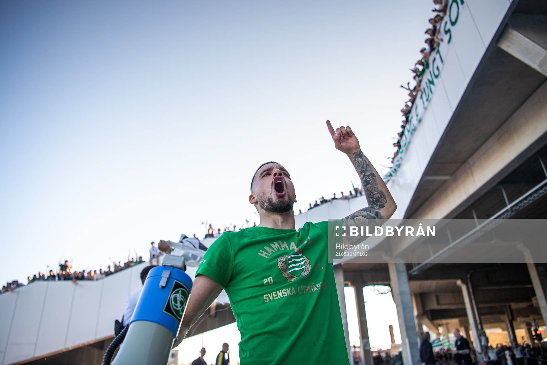 Hammarbys Vladimir Rodic firar vinsten framför supportrar