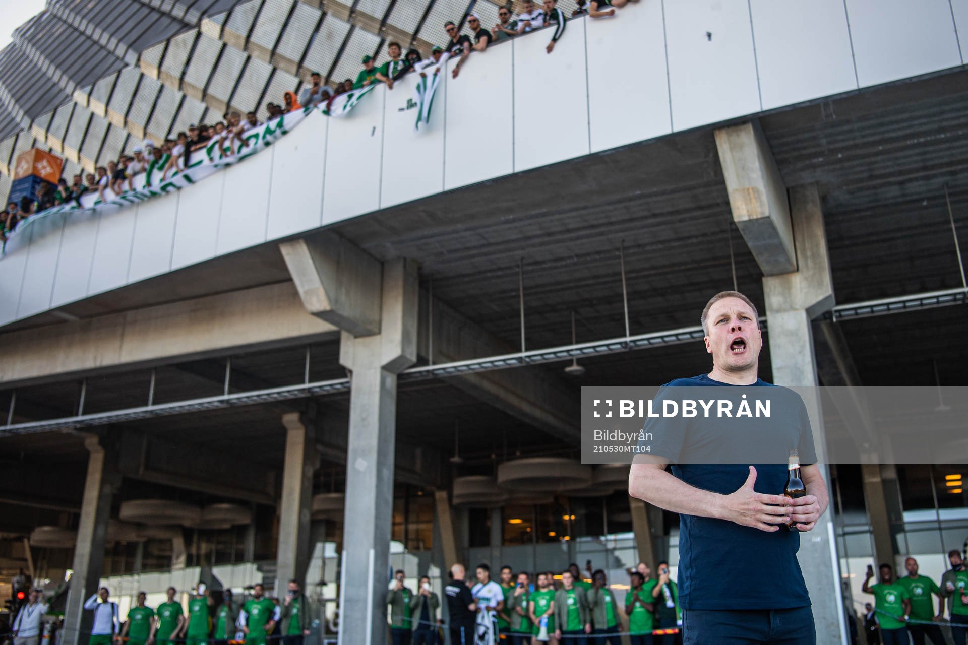 Hammarbys tränare Stefan Billborn firar vinsten framför