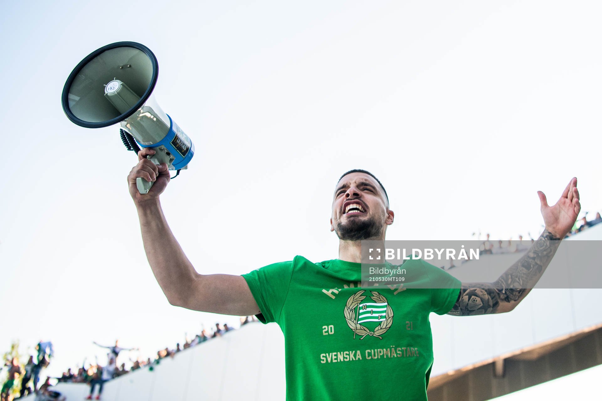 Hammarbys Vladimir Rodic firar vinsten utanför arenan
