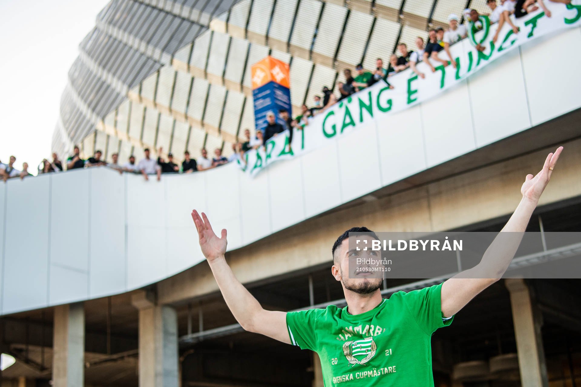 Hammarbys Astrit Selmani firar vinsten framför supportrar