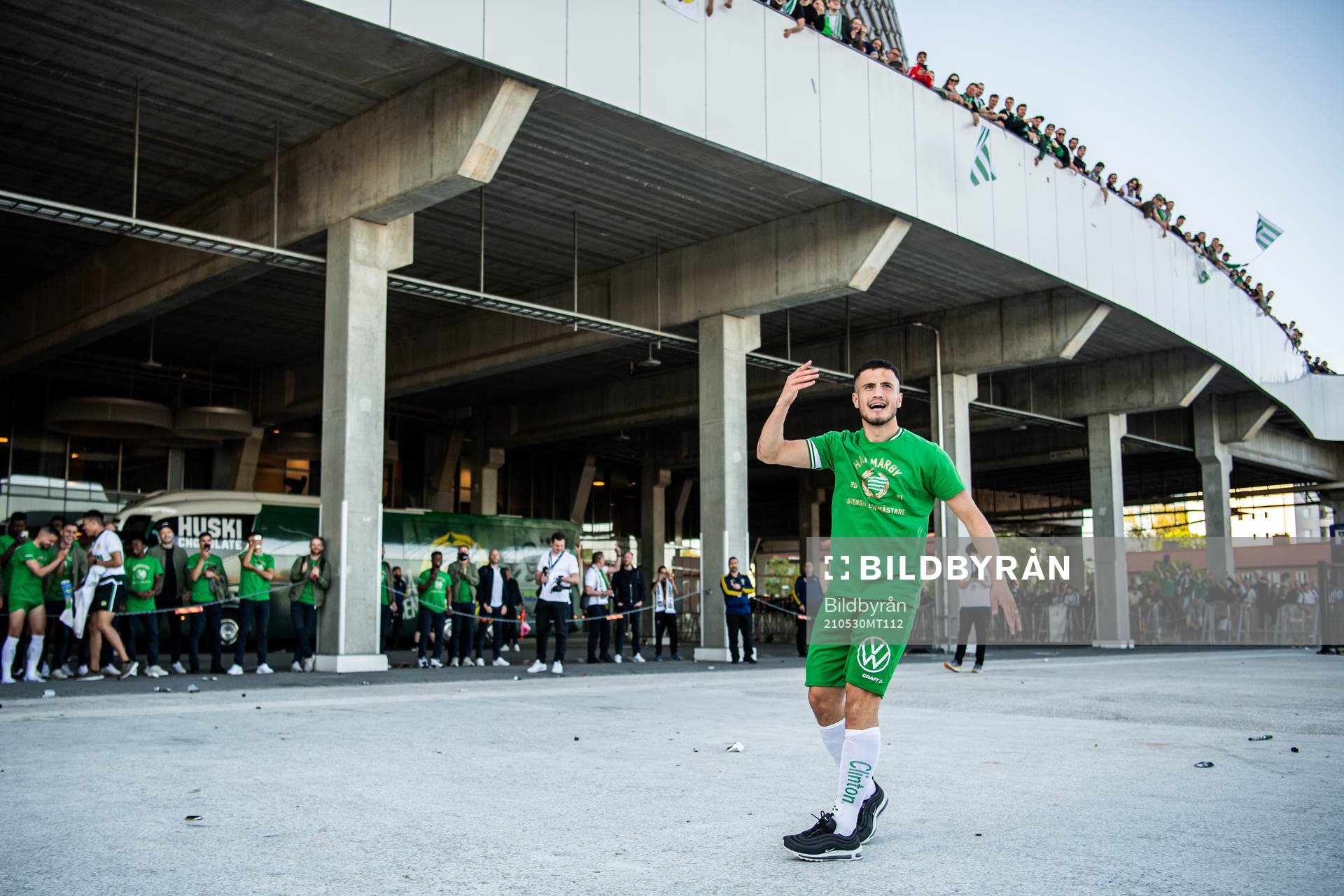 Hammarbys Astrit Selmani firar vinsten framför supportrar
