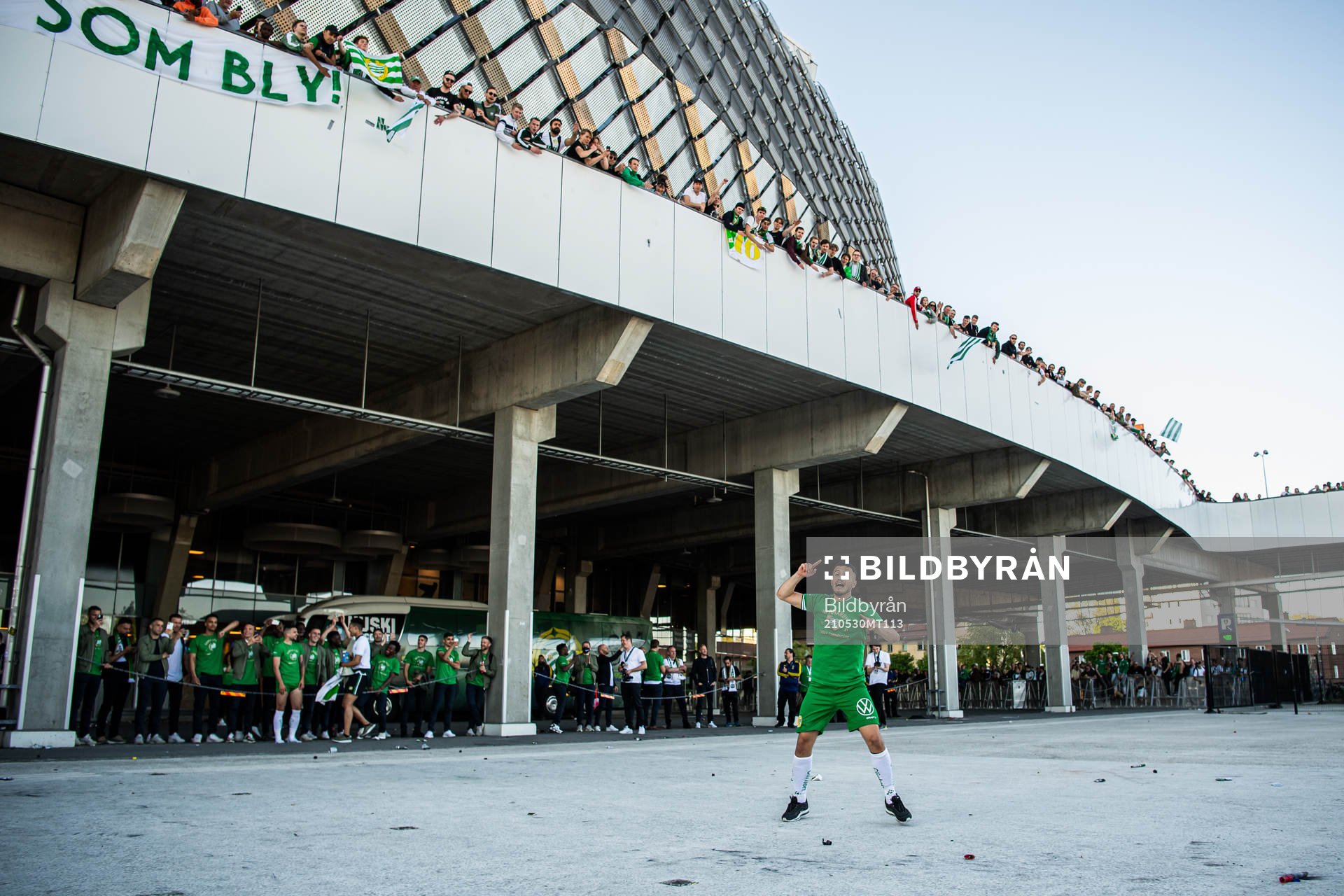 Hammarbys Astrit Selmani firar vinsten framför supportrar