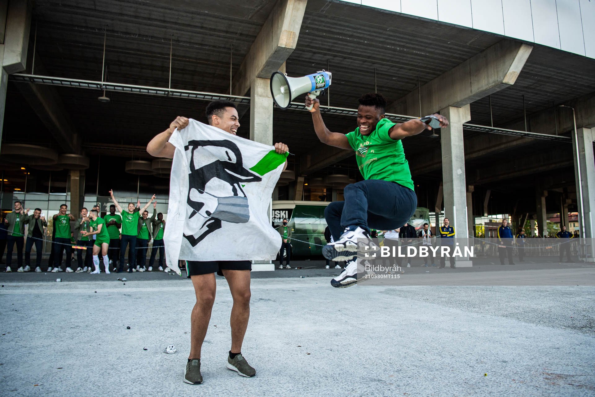Hammarbys Akinkunmi Amoo firar vinsten framför supportrar