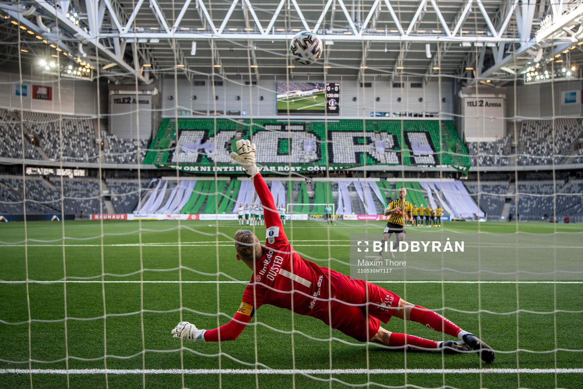 Hammarbys målvakt David Ousted släpper in en straff från