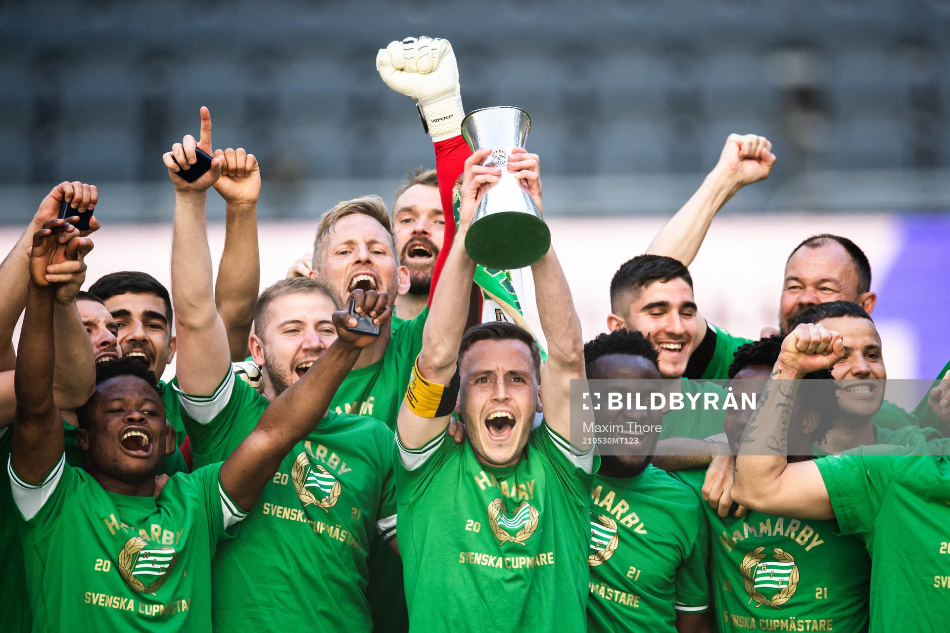 Hammarbys Jeppe Andersen lyfter pokalen