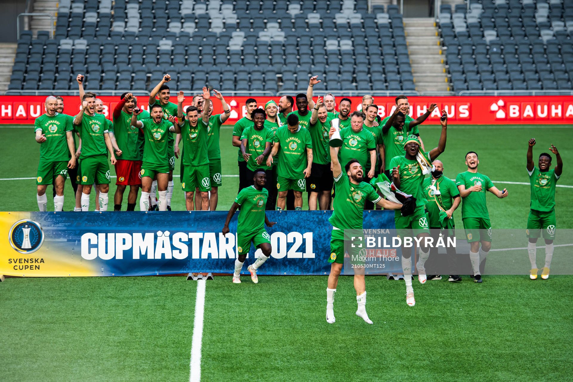Hammarbys Abdul Khalili lyfter pokalen