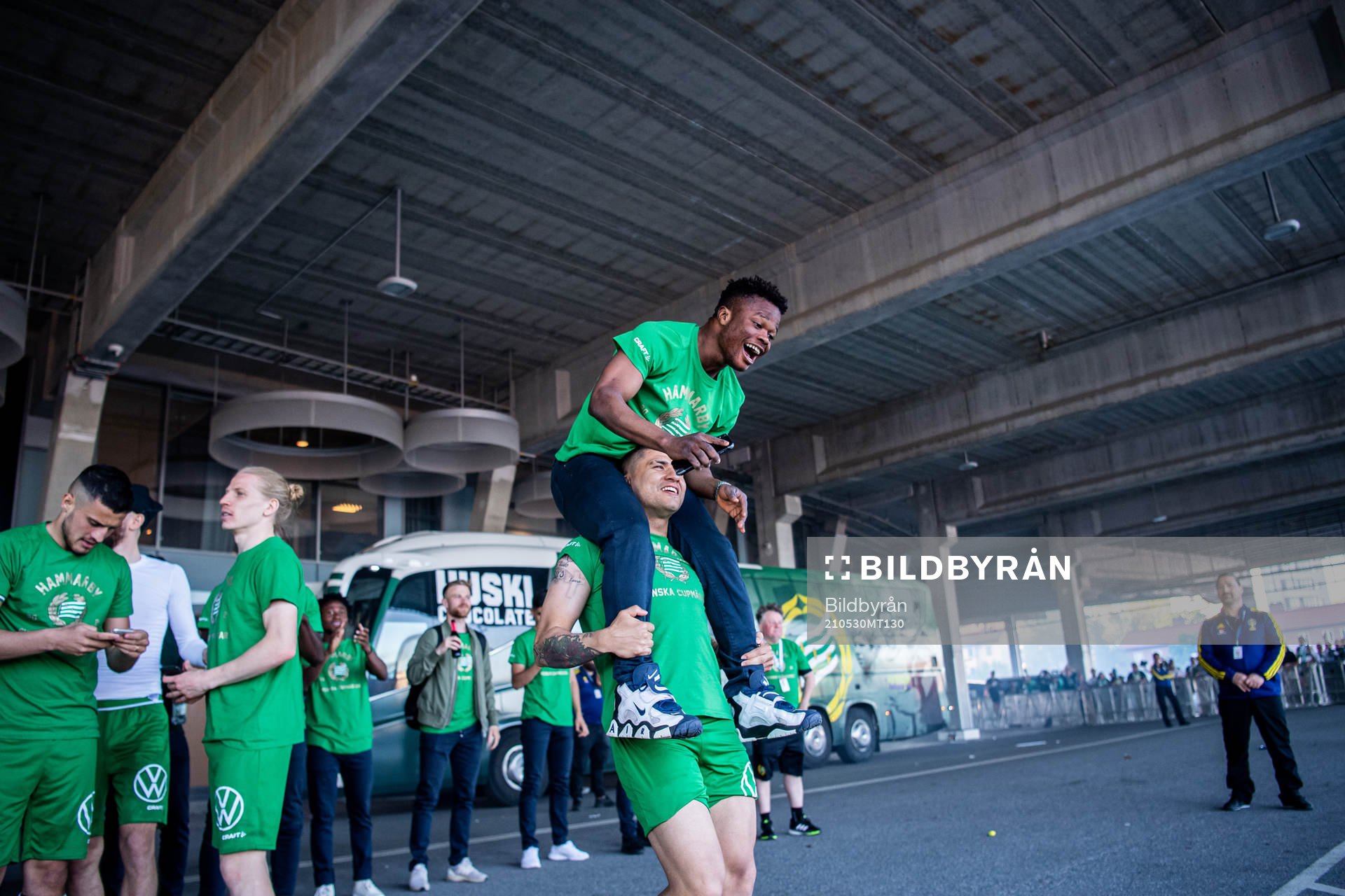 Hammarbys Akinkunmi Amoo och Paulinho jublar över vinsten