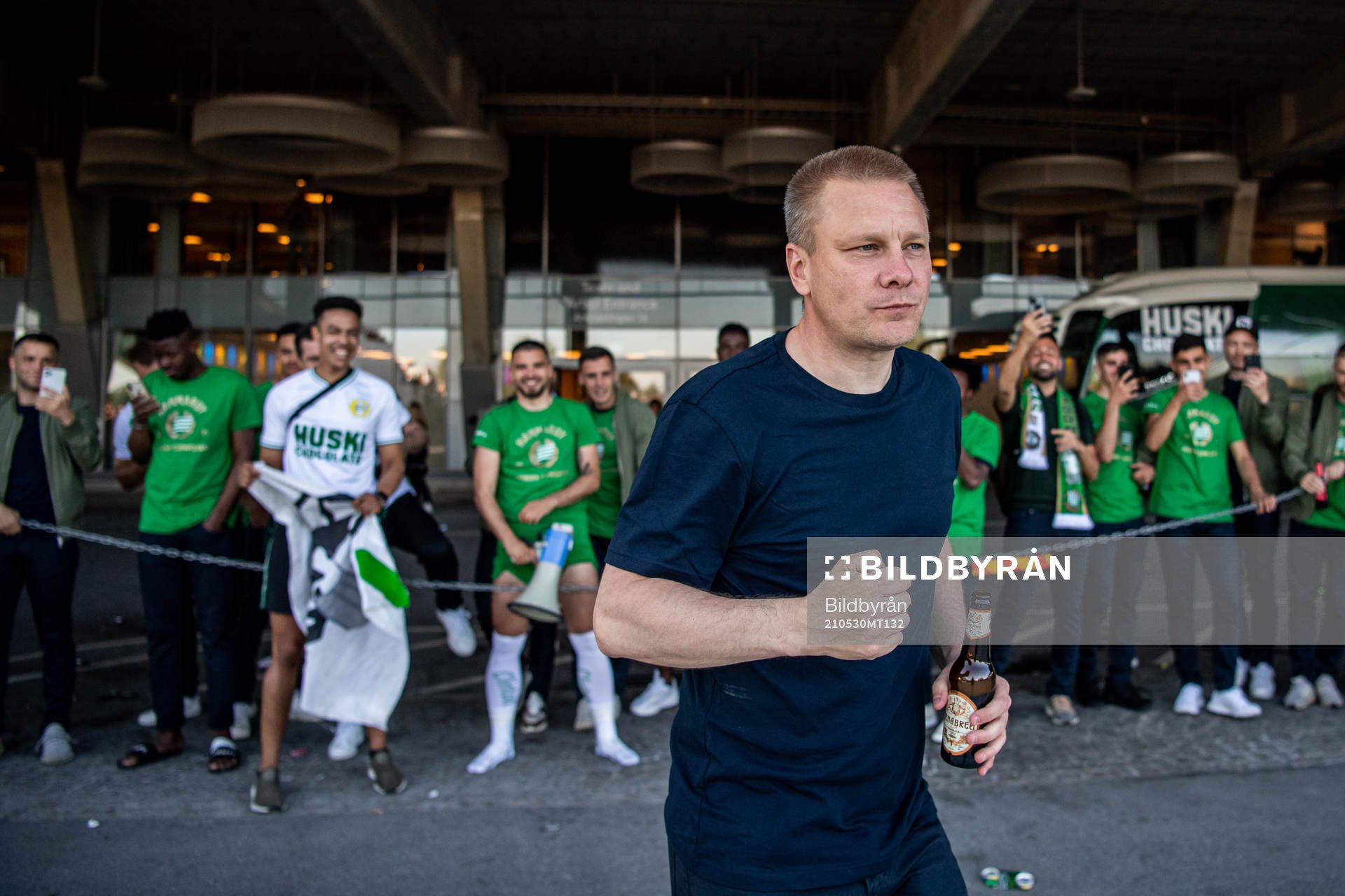 Hammarbys tränare Stefan Billborn firar vinsten framför