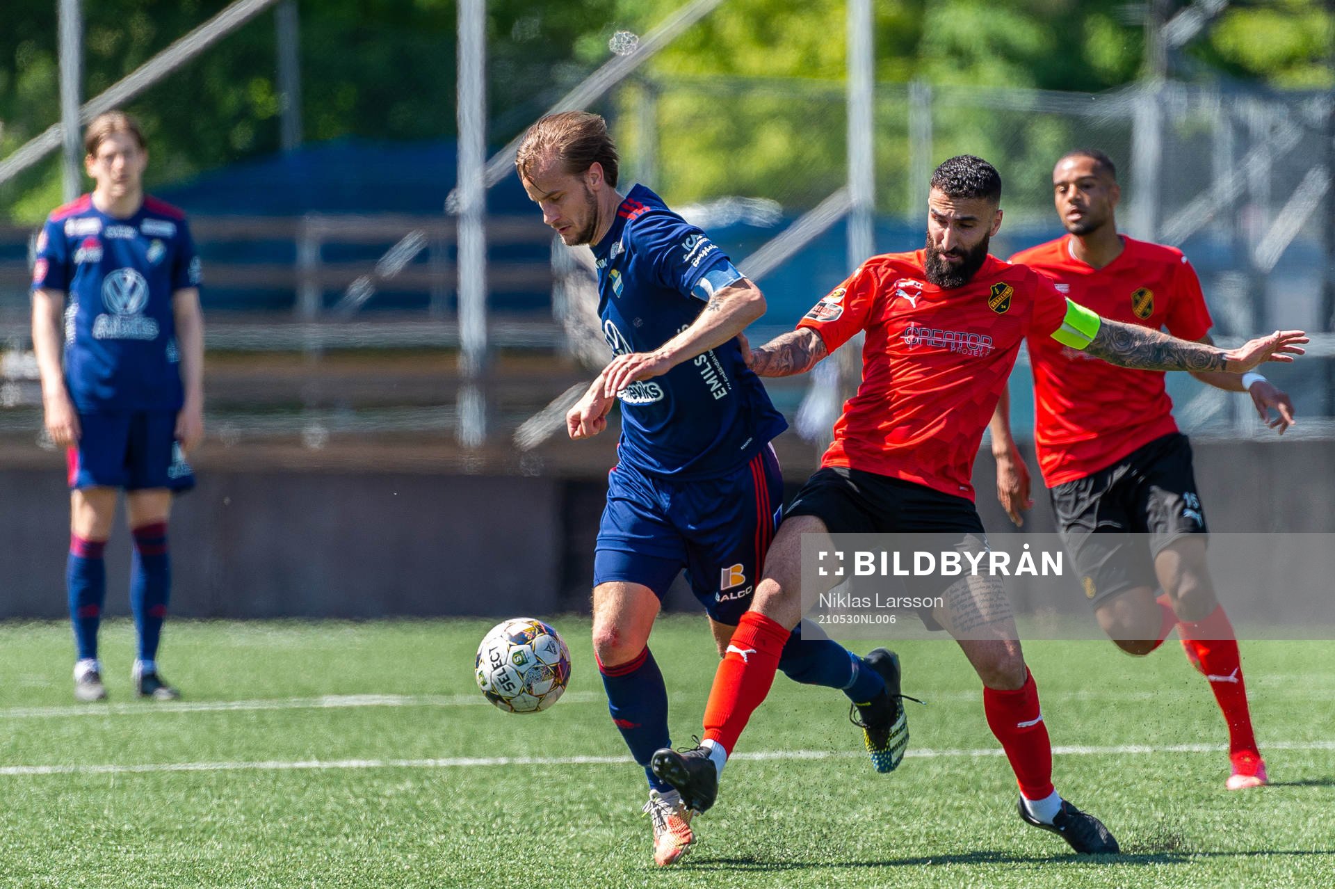 Östers Månz Berg och Vasalunds Charbel Georges i kamp om