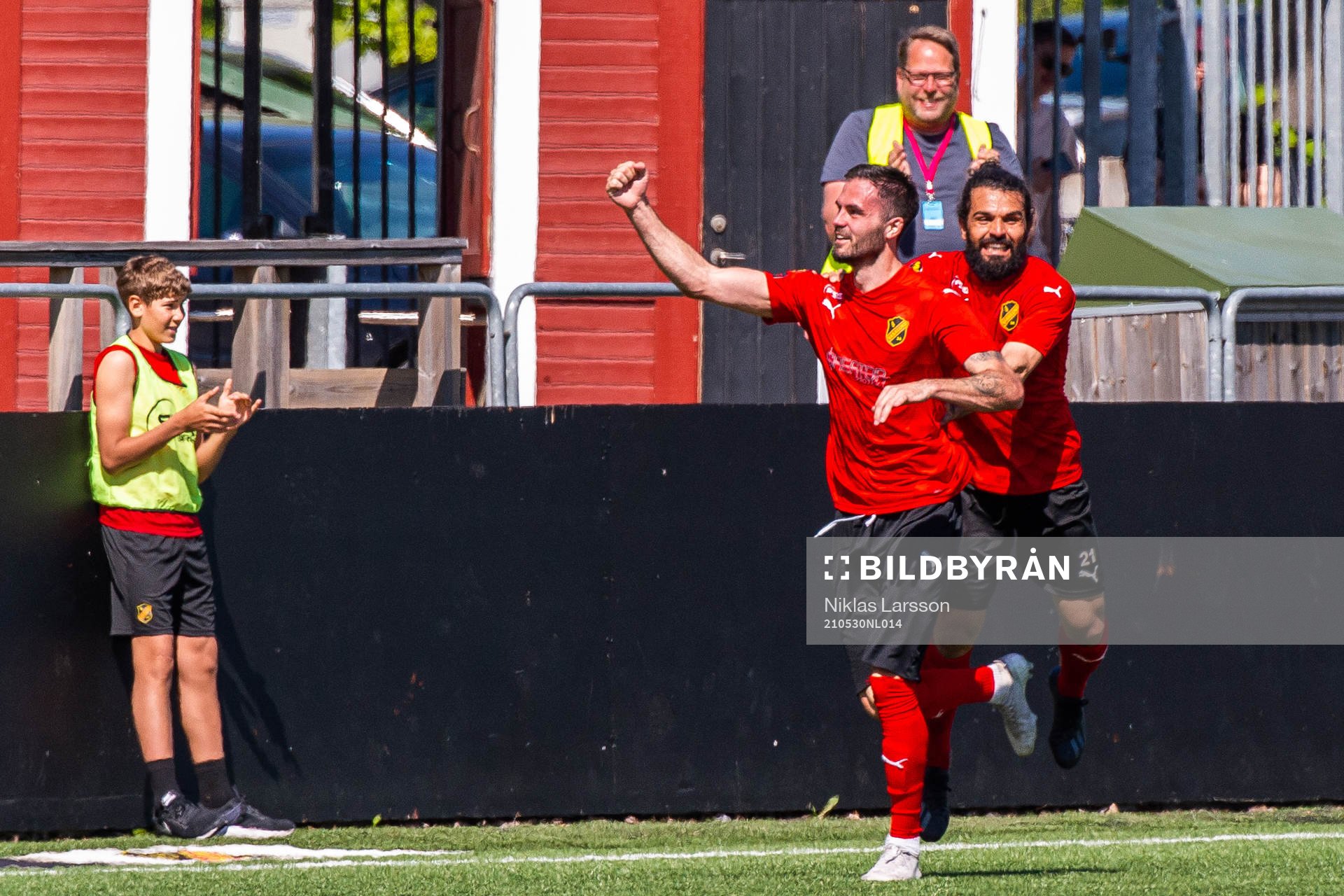 Vasalunds Denni Avdic har gjort 1-0 och jublar med Peshraw