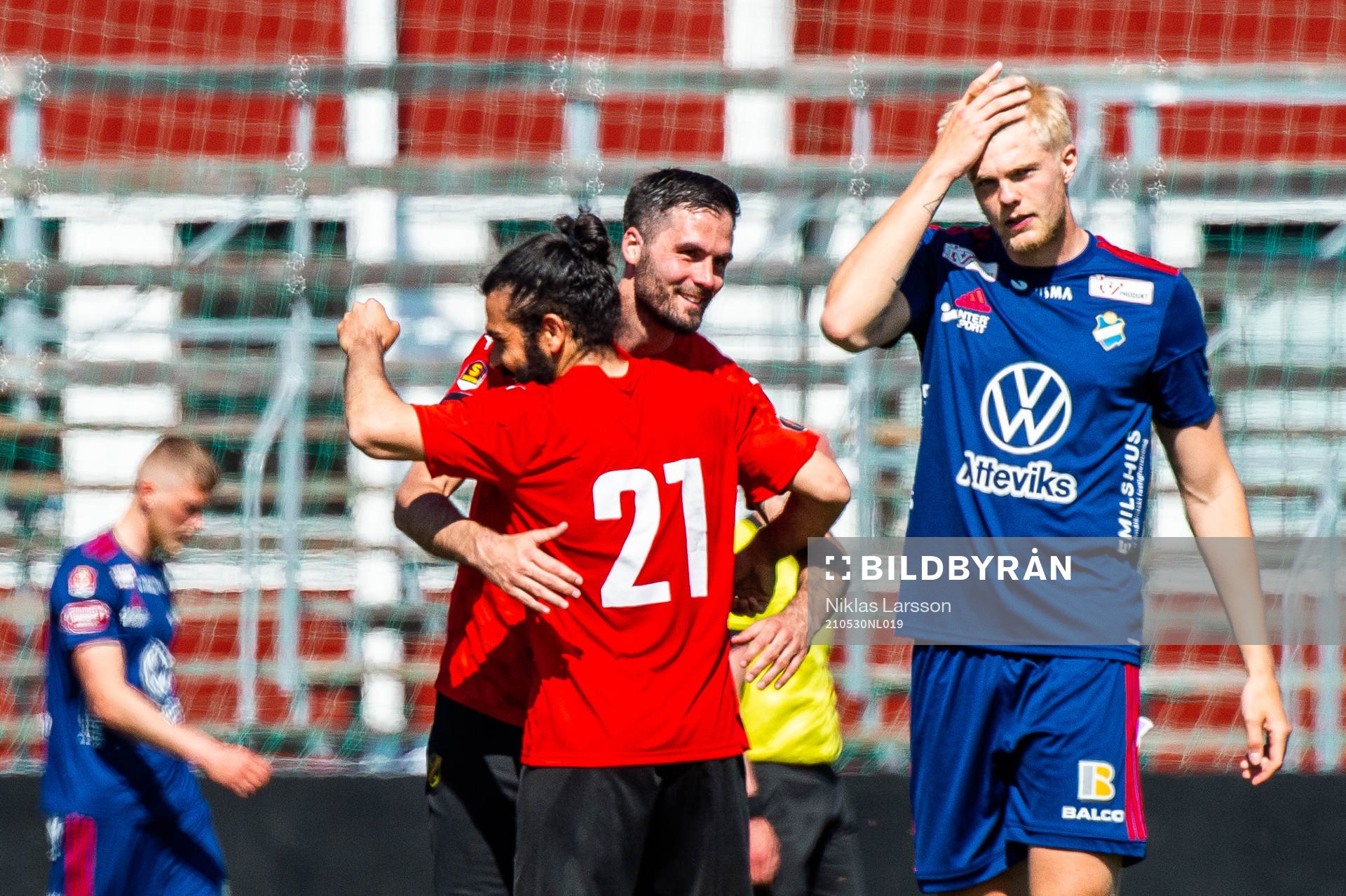 Östers Filip Örnblom deppar medan Vasalunds Denni Avdic