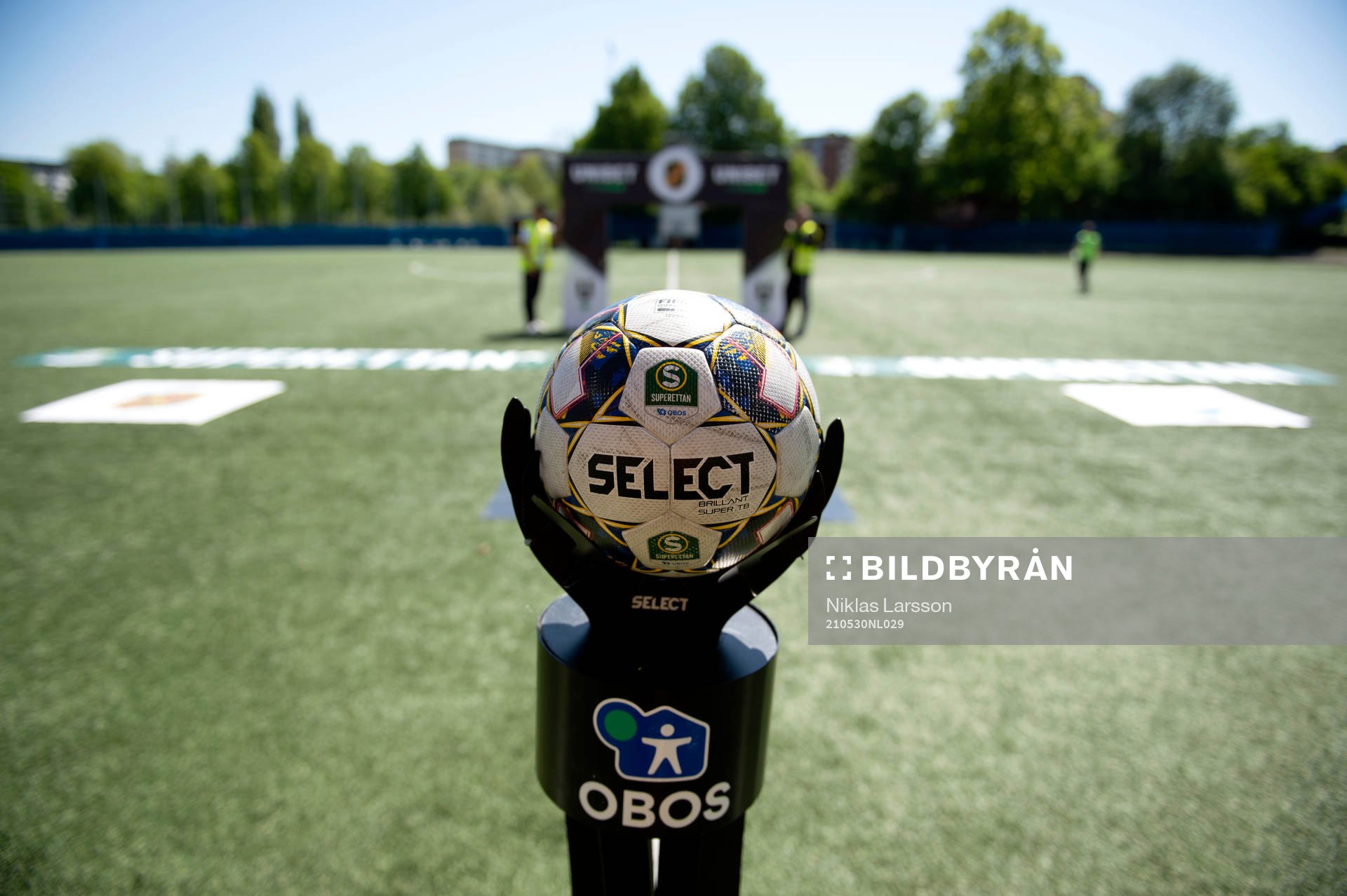 Matchbollen på en piedestal innan fotbollsmatchen i