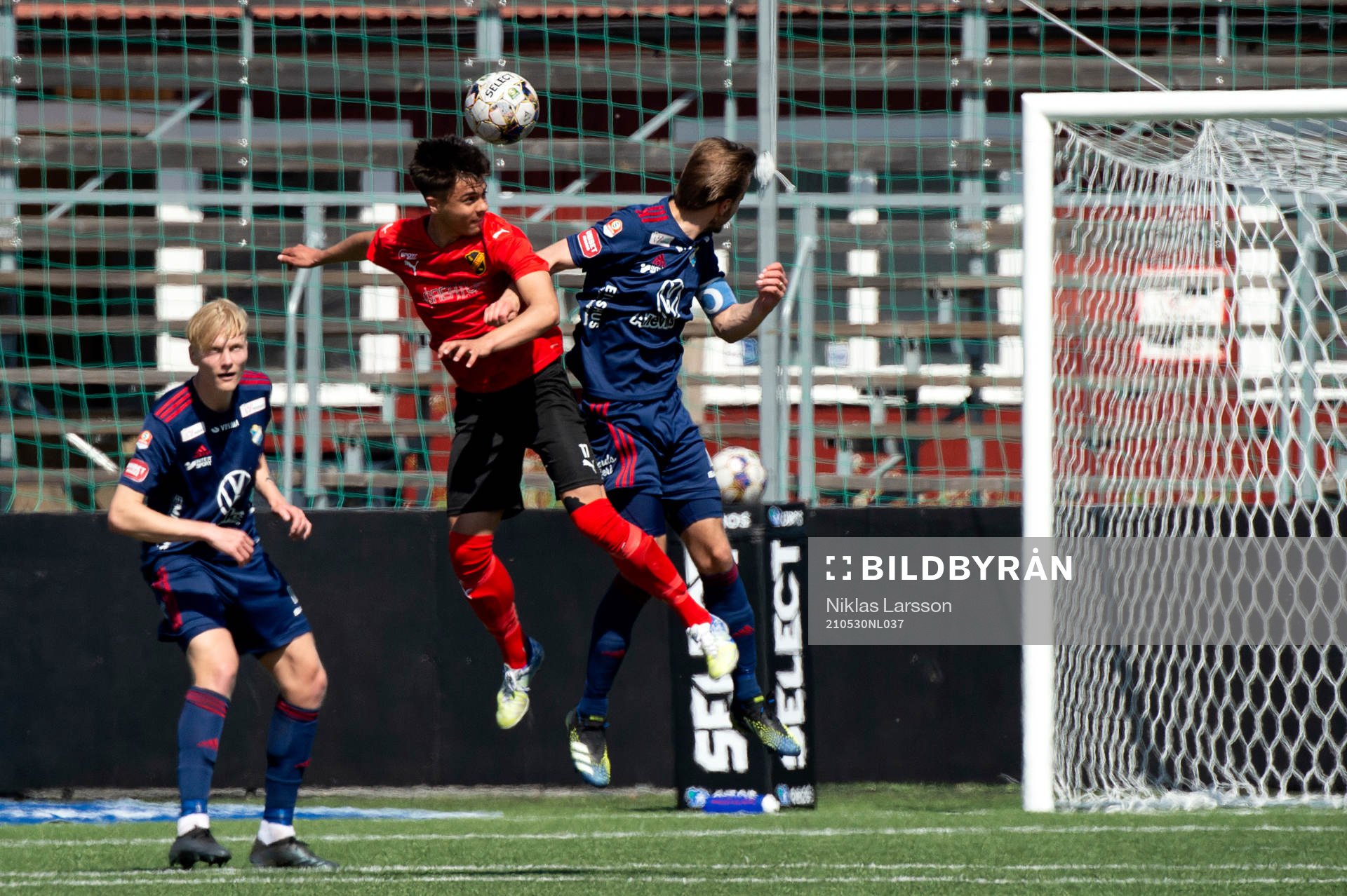Vasalunds Alexander Duranic blir utvisad efter denna närkamp med en Österspelare under fotbollsmatchen i Superettan mellan Vasalund och Öster den 30 maj 2021 i Stockholm.