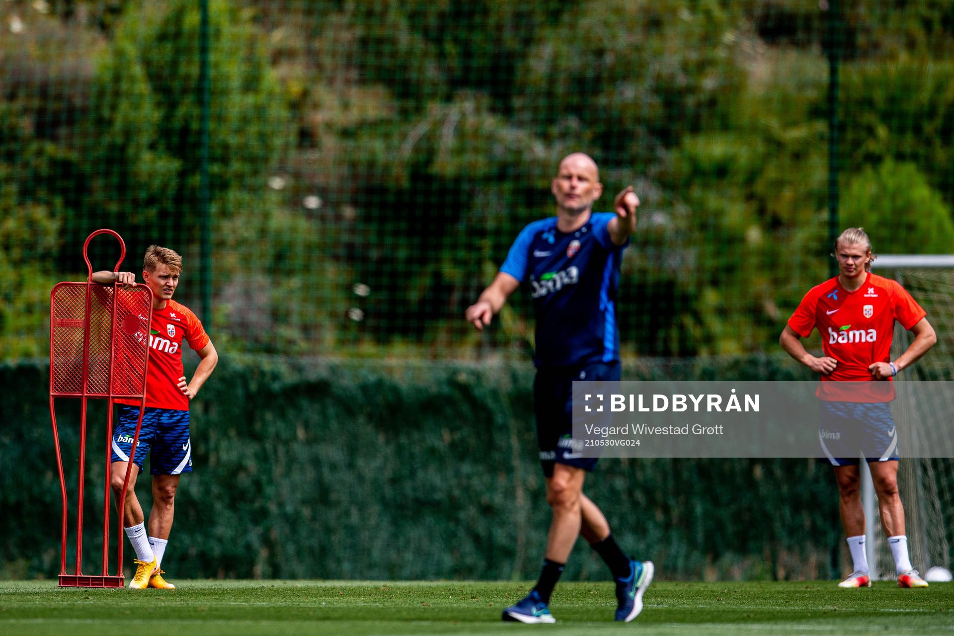 Martin Ødegaard and Erling Braut Haaland listen to Ståle