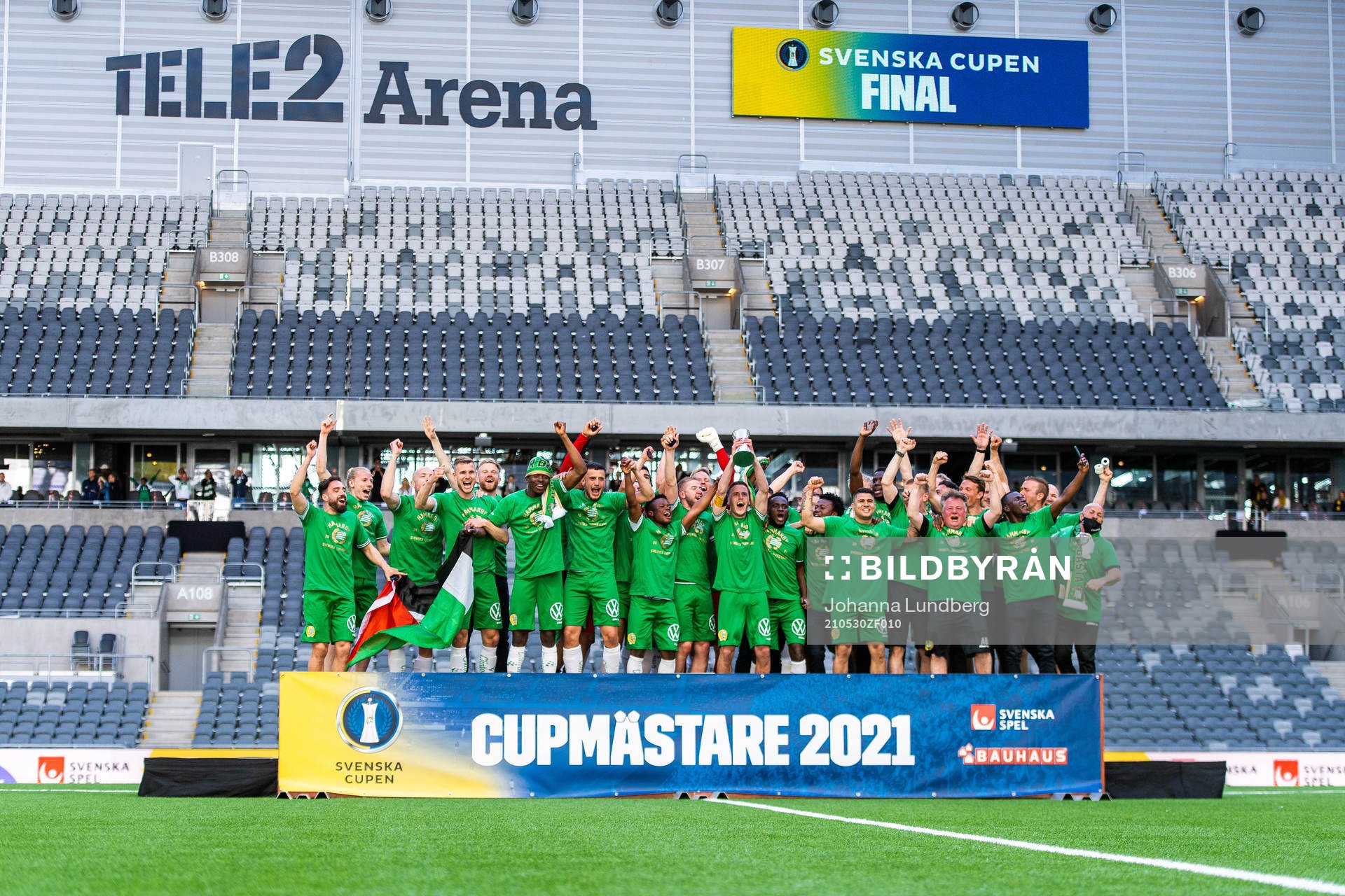 Hammarbys spelare jublar med pokalen