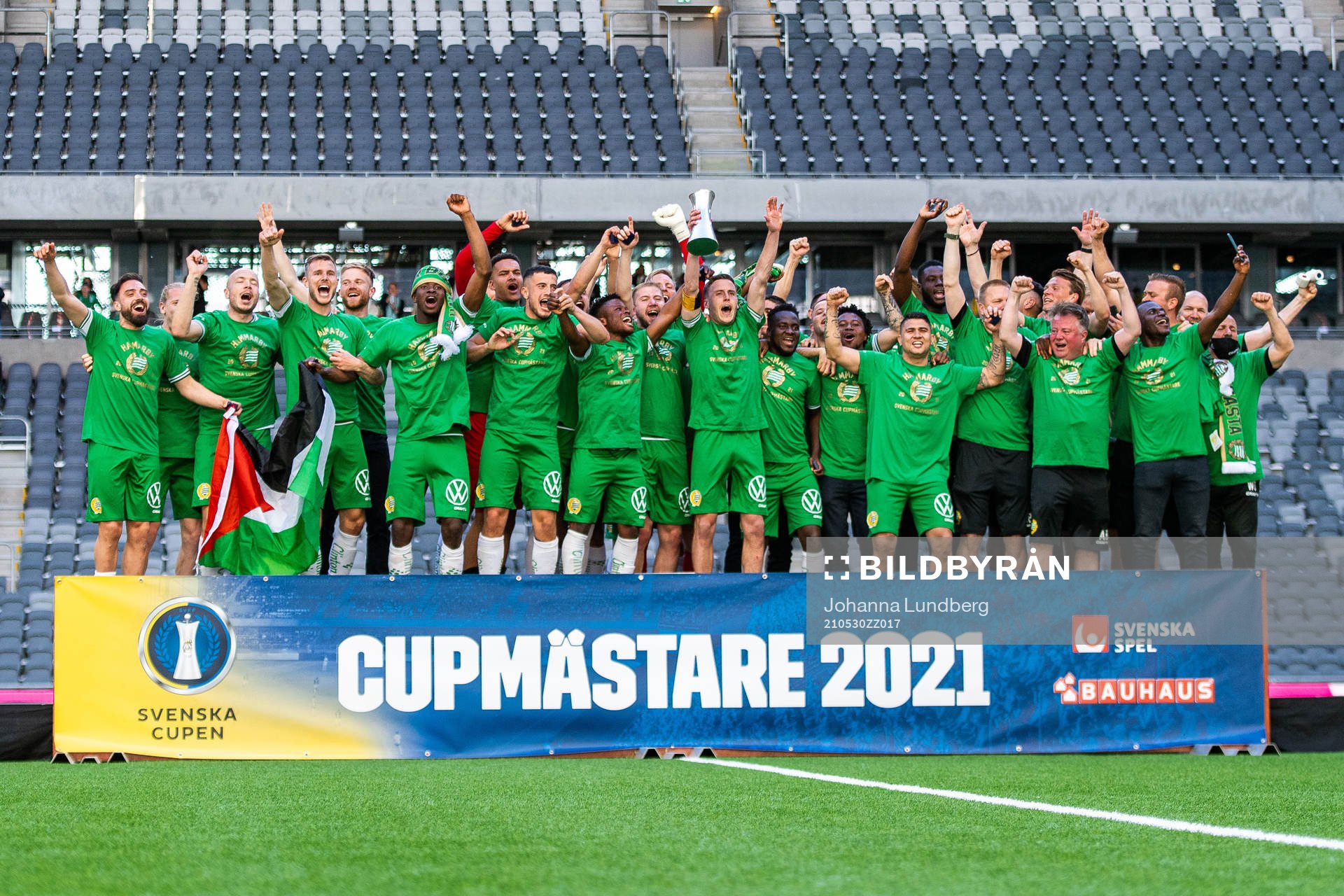 Hammarbys spelare jublar med pokalen