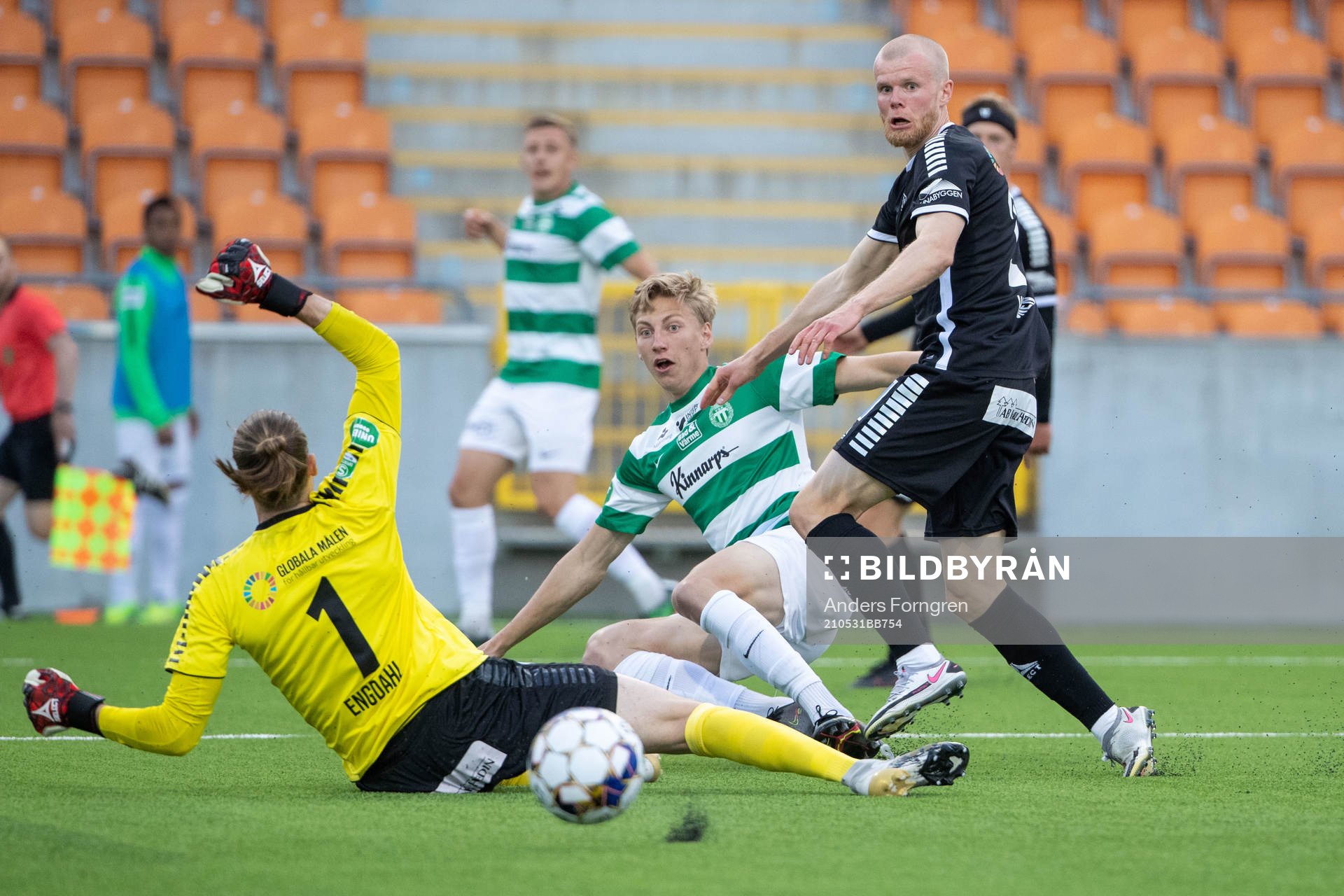 Brages målvakt Adrian Engdahl , Västerås Albin Sporrong