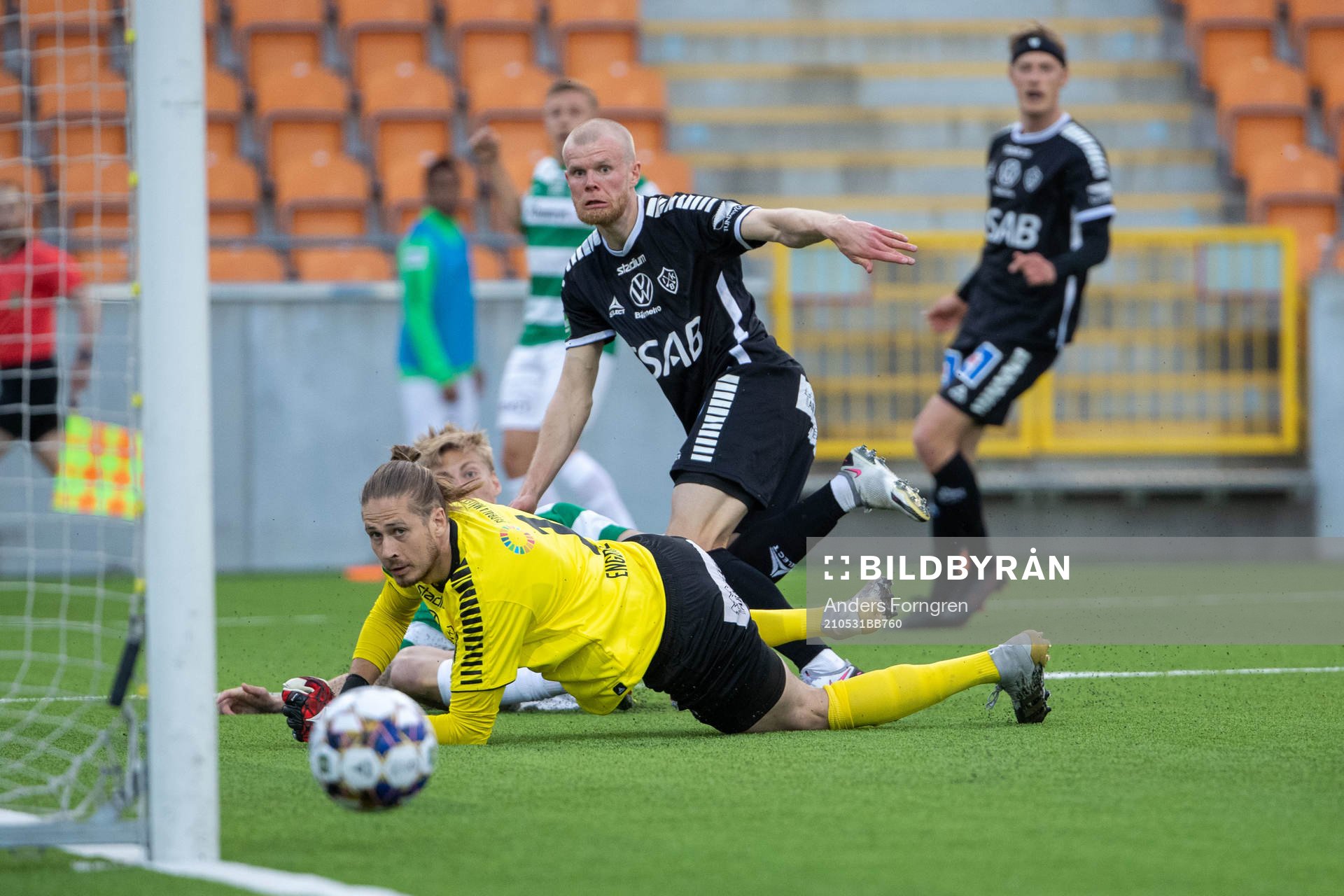 Brages målvakt Adrian Engdahl, Västerås Albin Sporrong