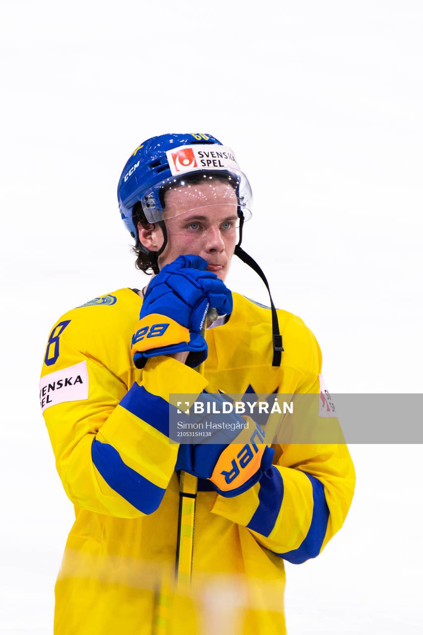 Victor Olofsson of Sweden looks dejected