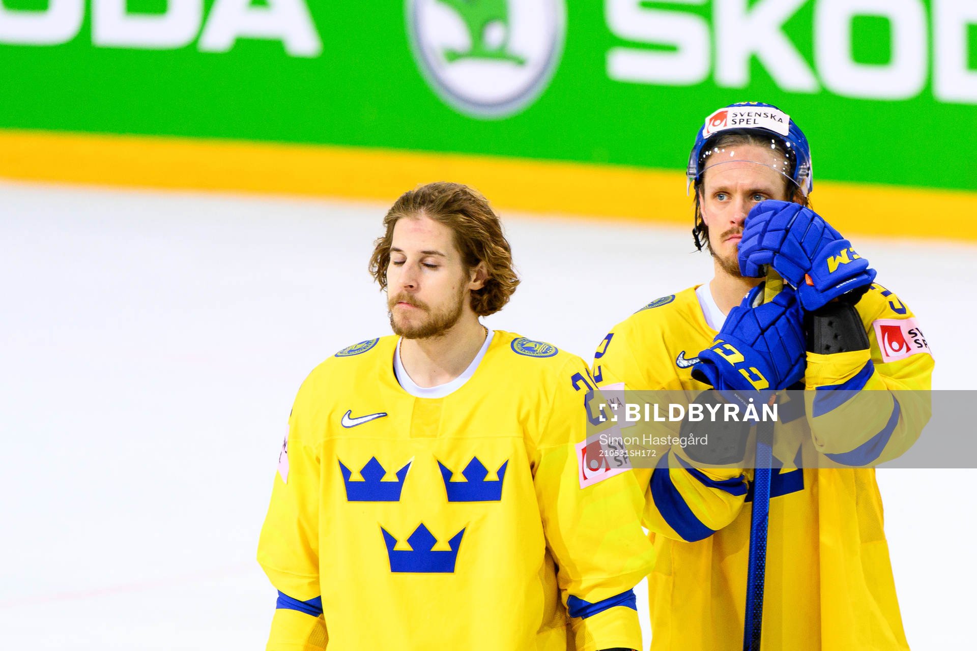 Mario Kempe and Magnus Nygren of Sweden looks dejected