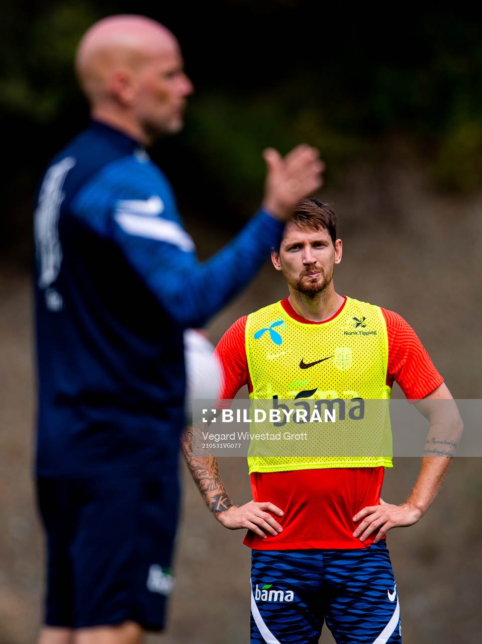 Stefan Strandberg listen to Ståle Solbakken, head coach of