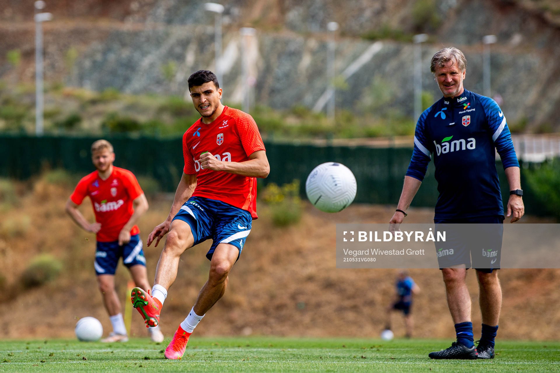 Mohamed Elyounoussi and Kent Bergersen, assistant coach of