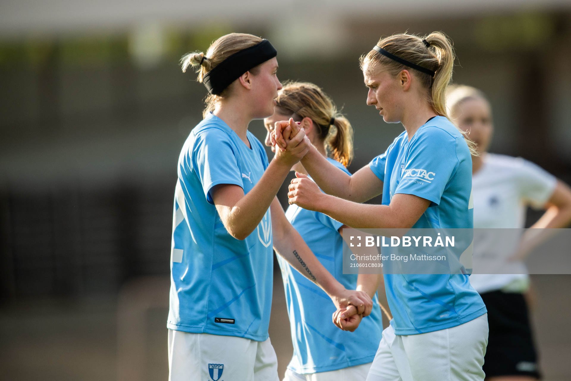 Malmö FFs Amanda Kander jublar med lagkamrater