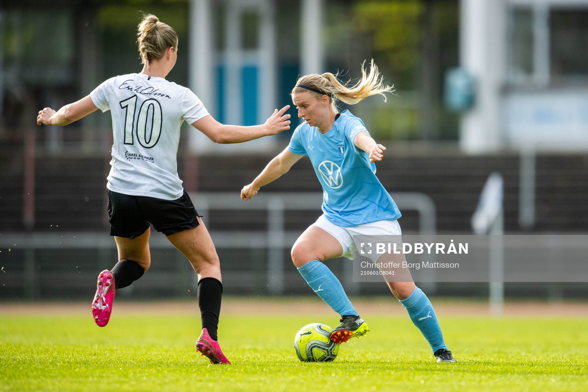 Staffanstorps Linnea Salmi och Malmö FFs Amanda Kander