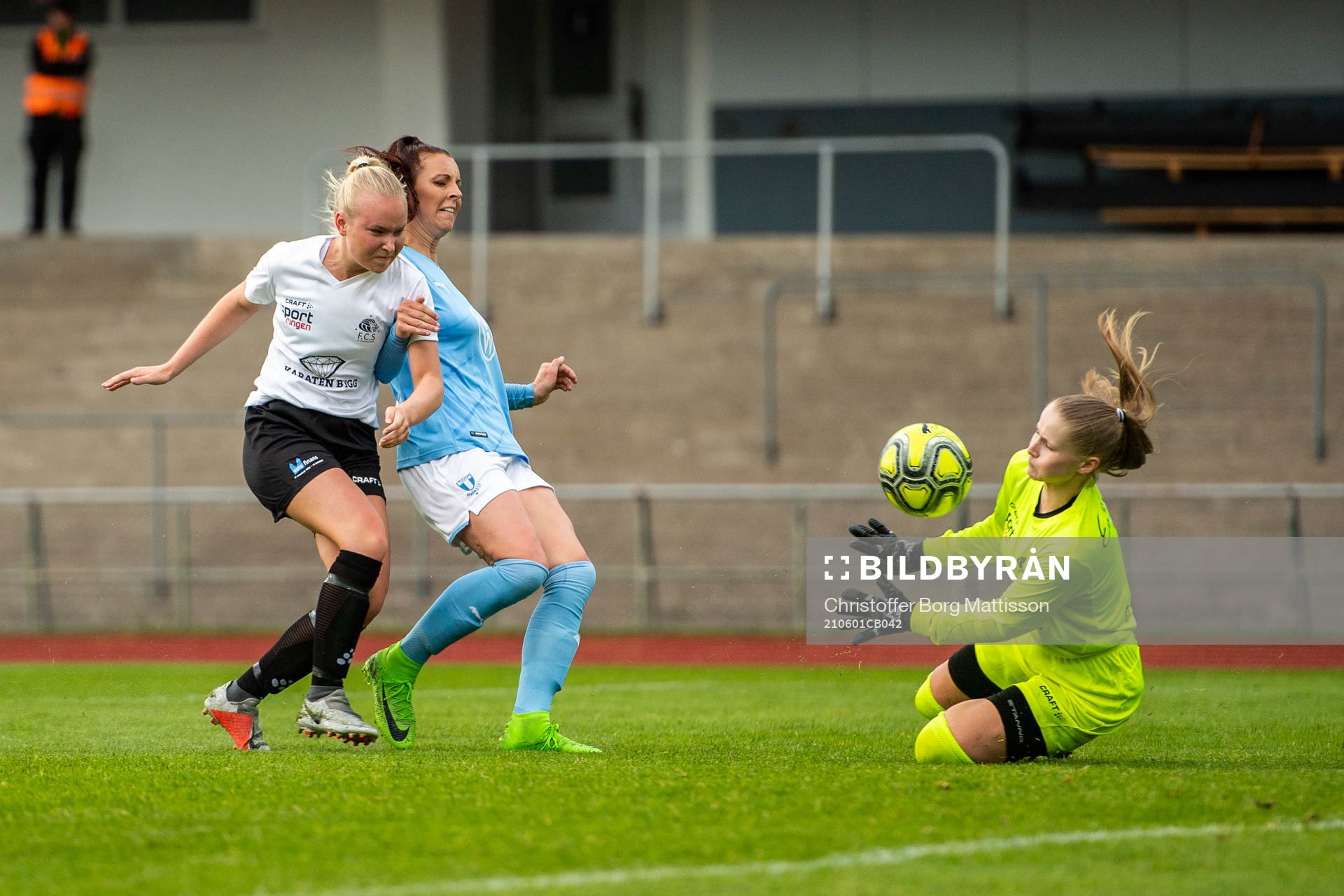 Malmö FFs Malin Gunnarsson med avslut mot Staffanstorps