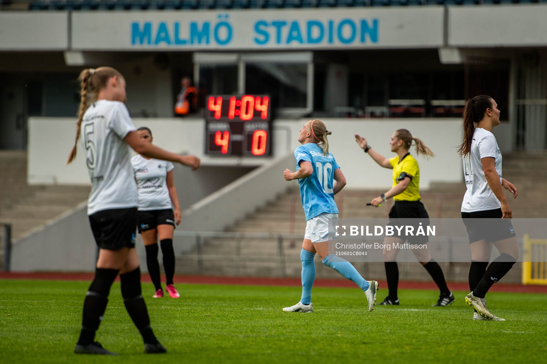 Malmö FFs Melina Skarström jublar efter 5-0 under träningsmatchen i fotboll mellan Malmö FF och FC Staffanstorp den 1 juni 2021 i Malmö.