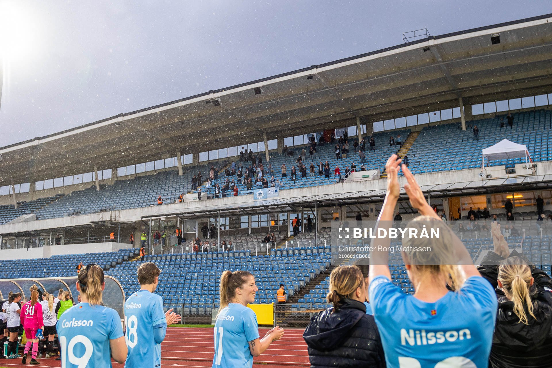 Malmö FFs spelare tackar publiken efter träningsmatchen i fotboll mellan Malmö FF och FC Staffanstorp den 1 juni 2021 i Malmö.