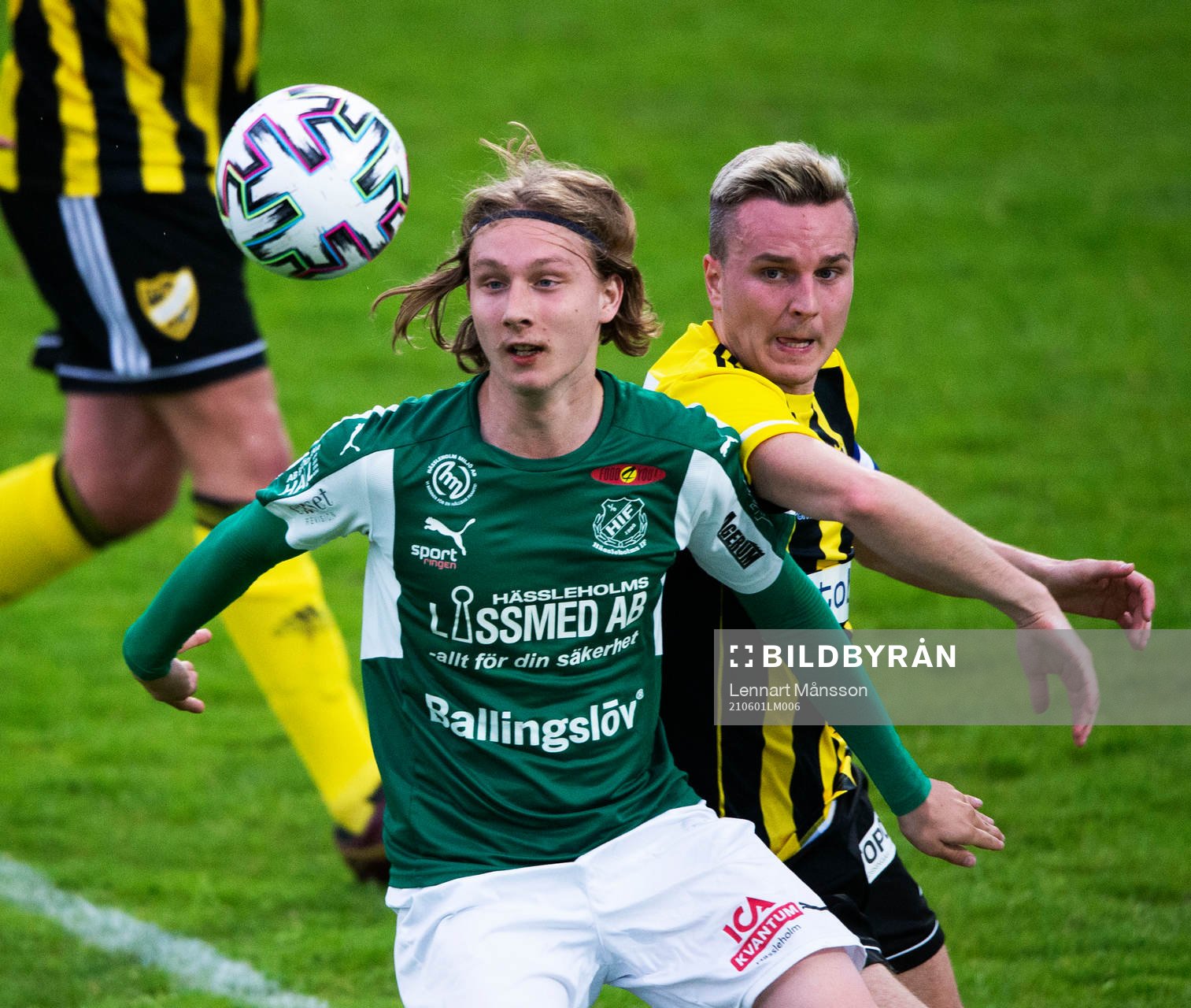 s Lucas Johnsson och IFK Hässleholms Danny Gunnarsson i