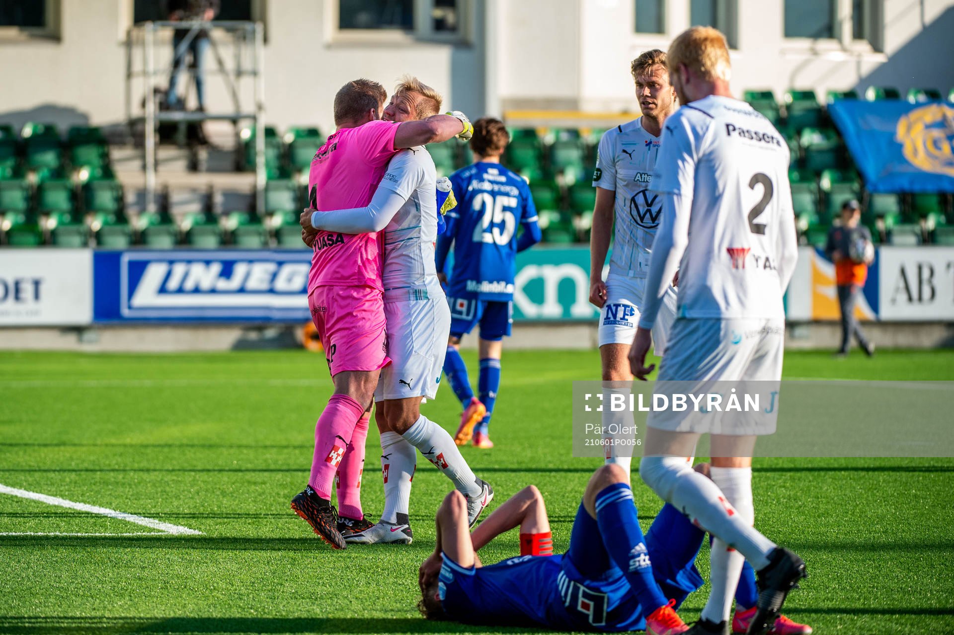 Jönköpings målvakt Frank Pettersson och Fredric Fendrich jublar efter fotbollsmatchen i Superettan mellan GIF Sundsvall och Jönköpings Södra den 1 juni 2021 i Sundsvall.