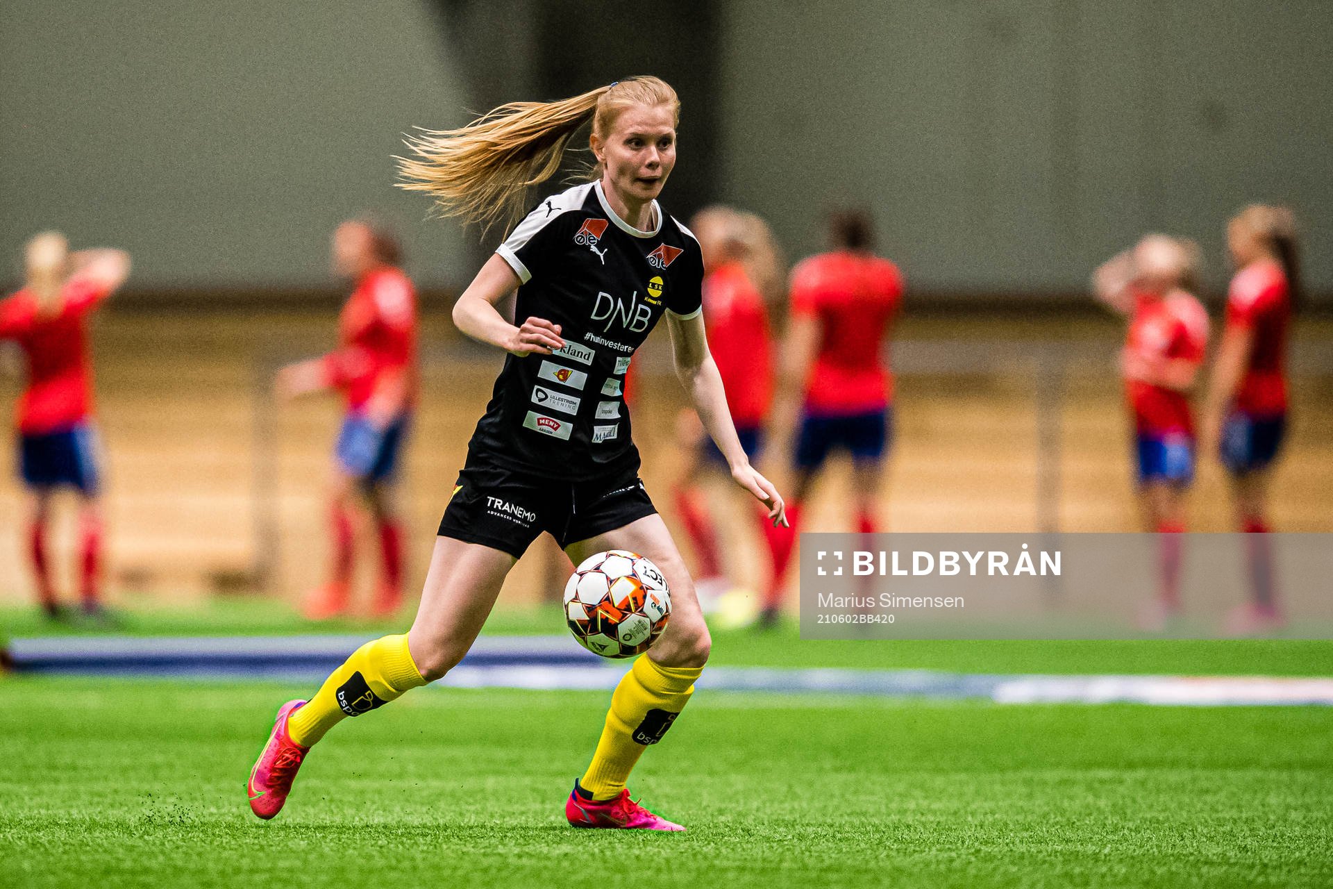 Malin Johnsen Brenn of LSK Kvinner warms up