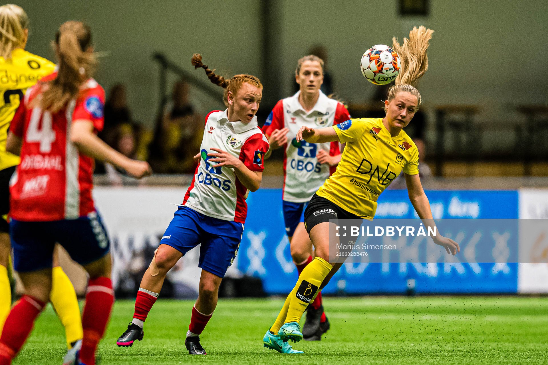 Laura Gashi of Lyn and Camilla Linberg of LSK Kvinner