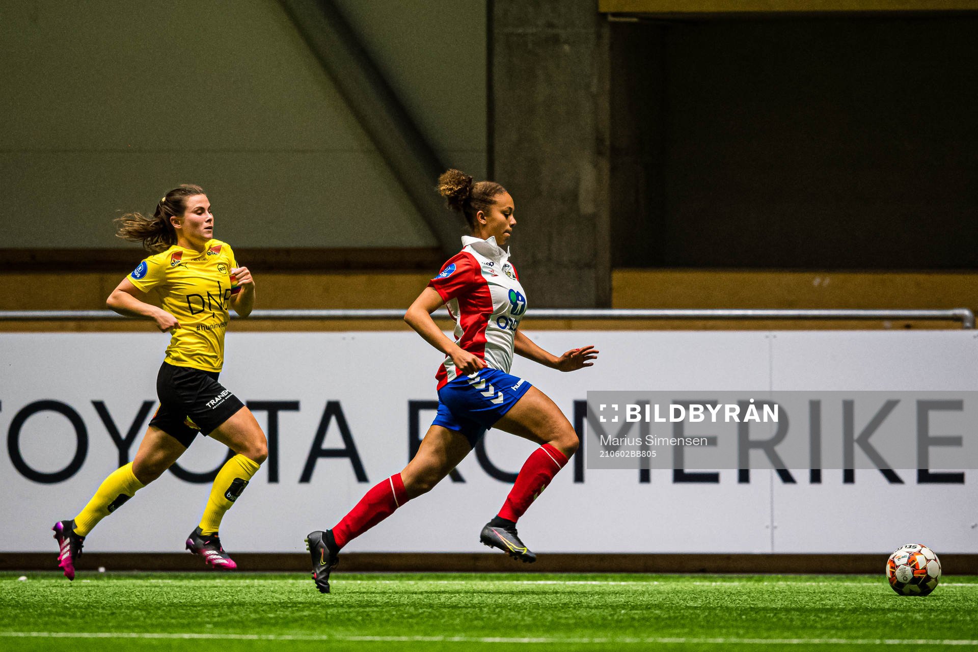 Emilie Bosshard Haavi of LSK Kvinner and Josefine Henriette