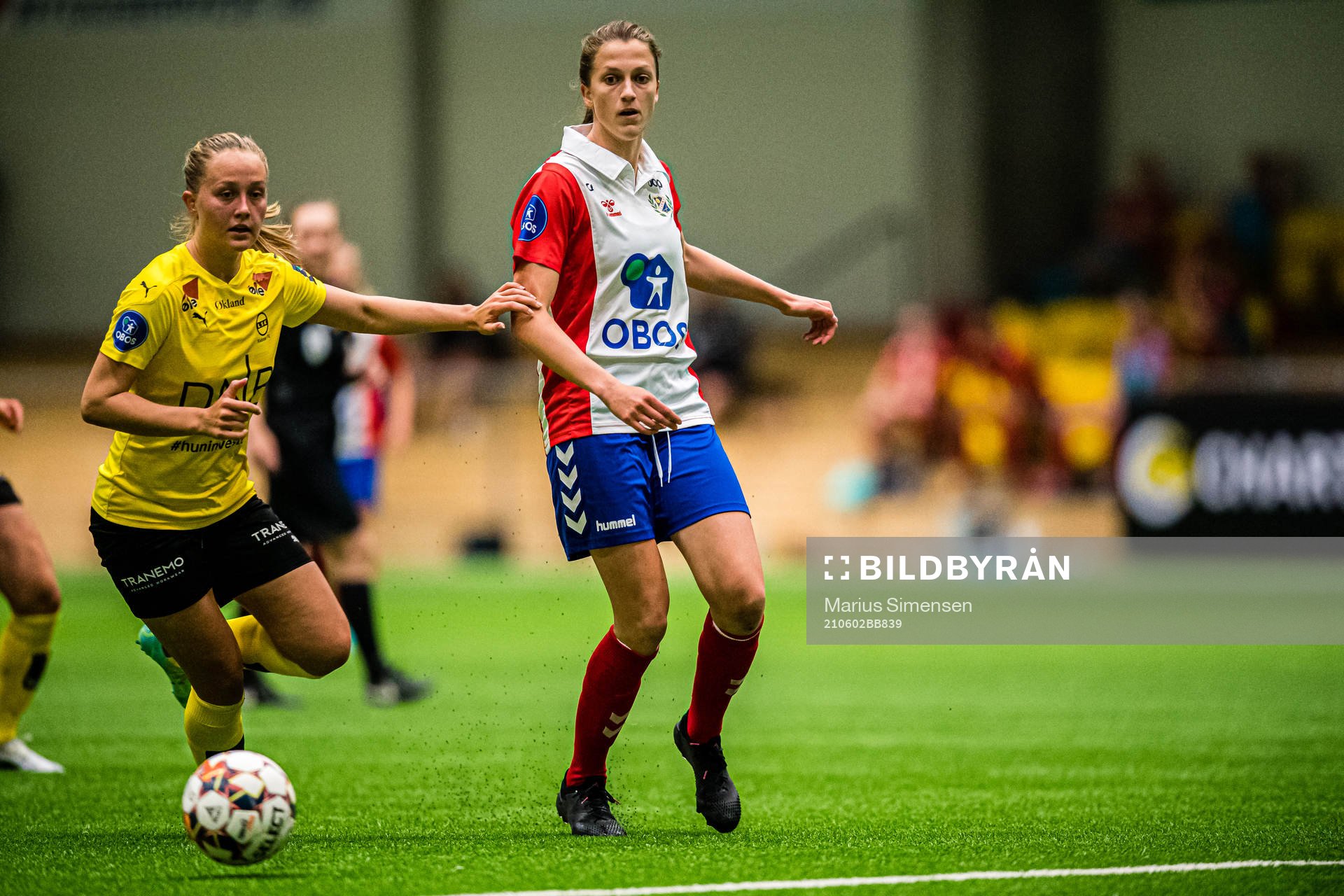 Camilla Linberg of LSK Kvinner and Emma Stølen Godø of Lyn