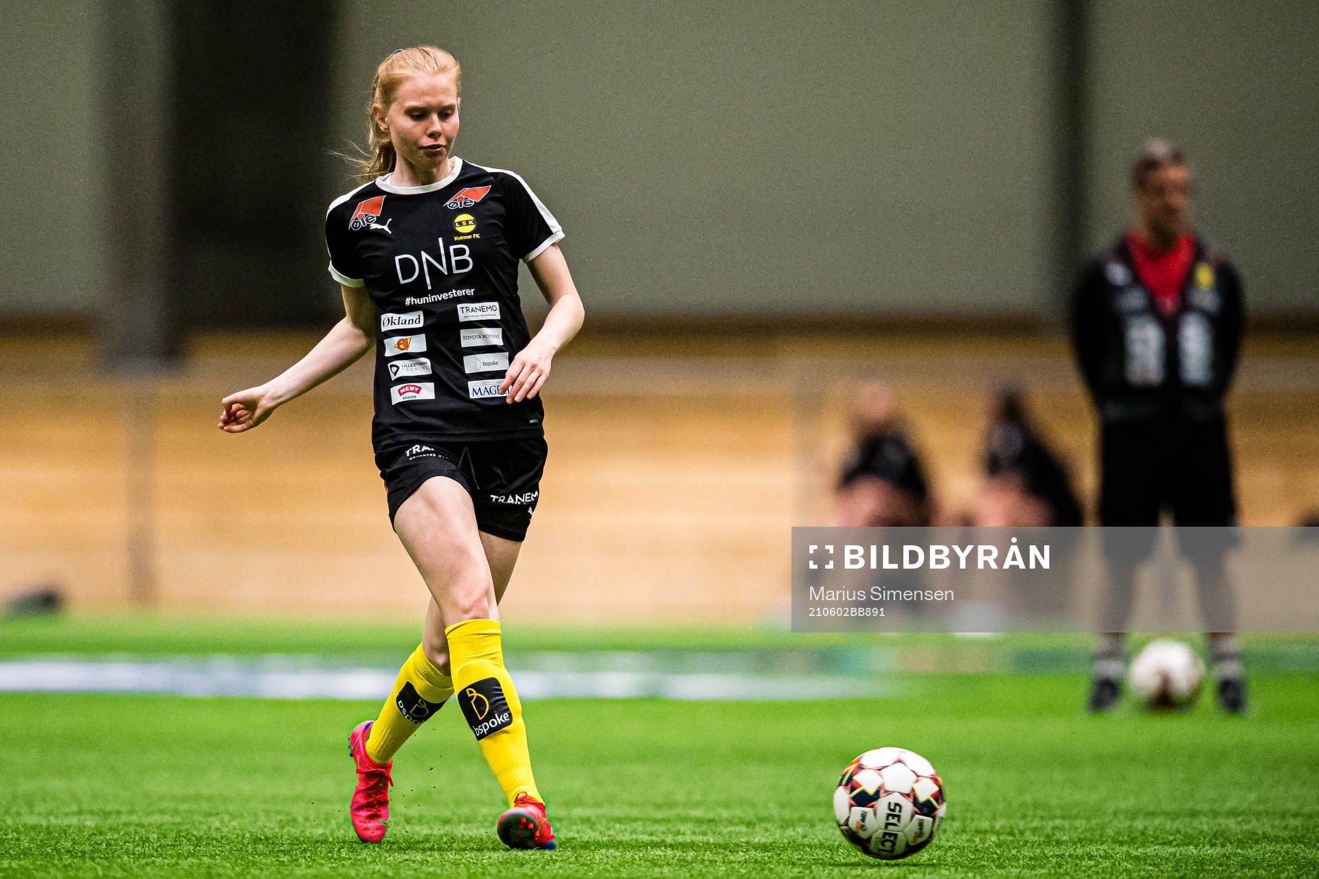 Malin Johnsen Brenn of LSK Kvinner warms up