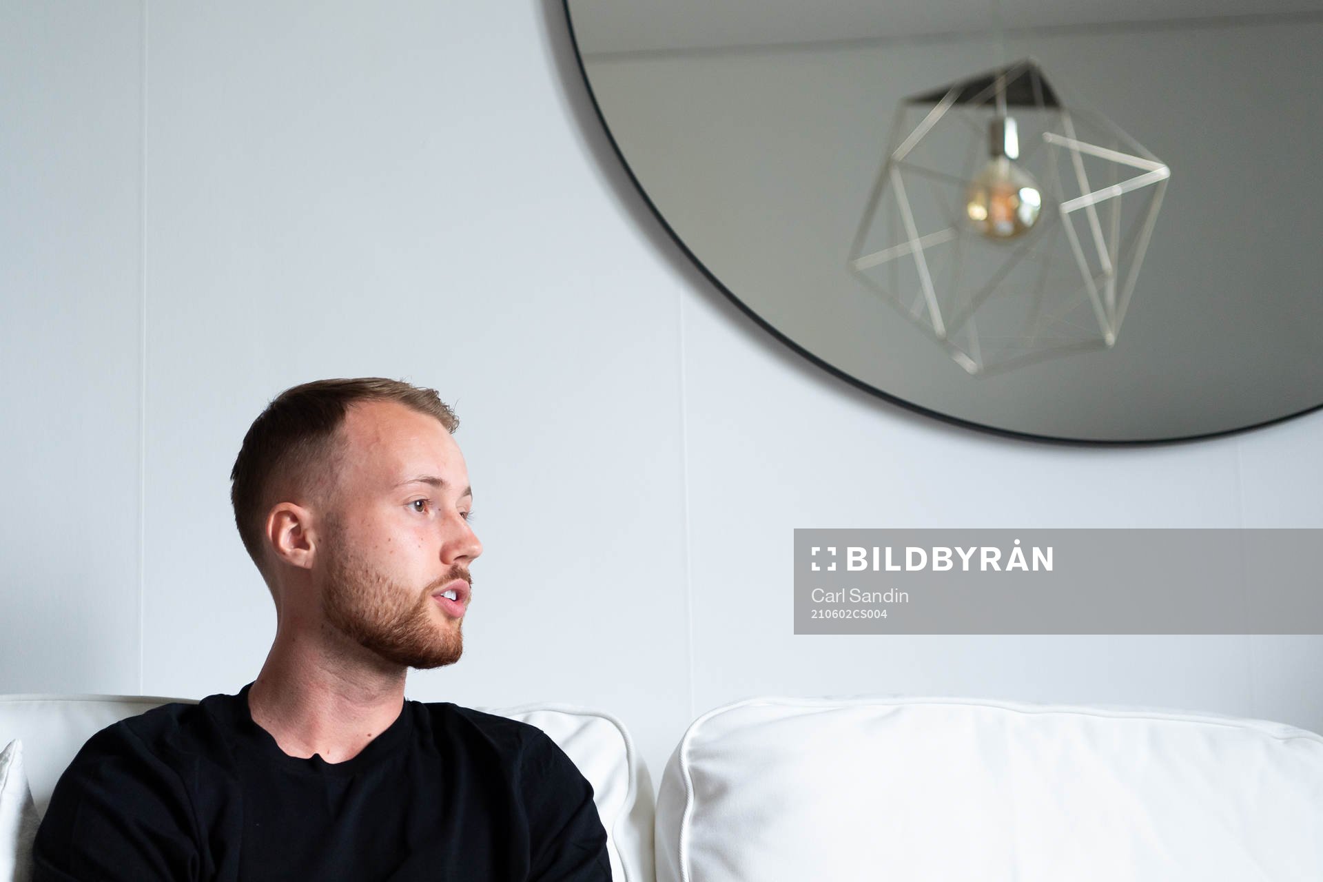 Gais Daniel Sterner blir intervjuad