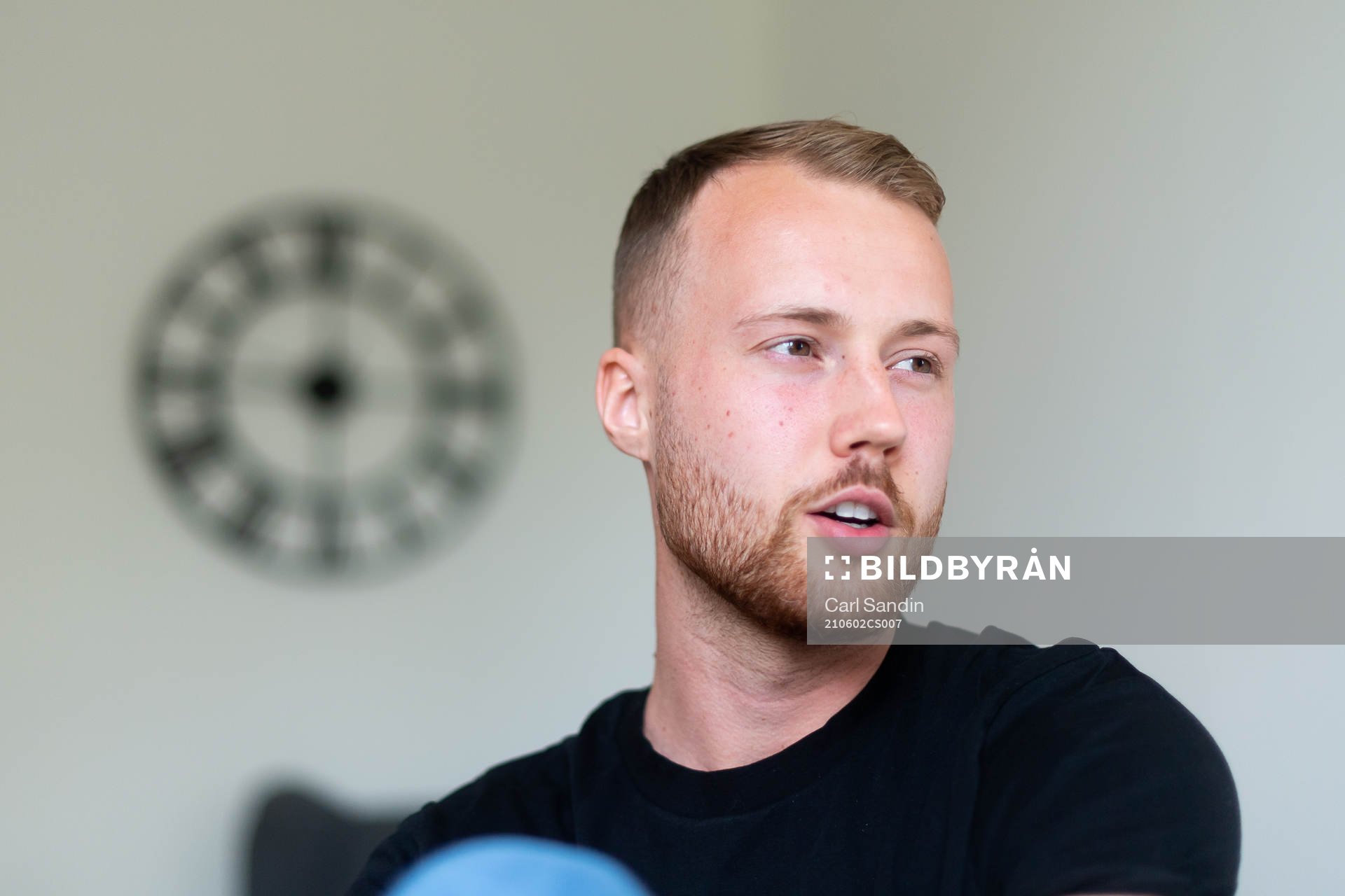 Gais Daniel Sterner blir intervjuad